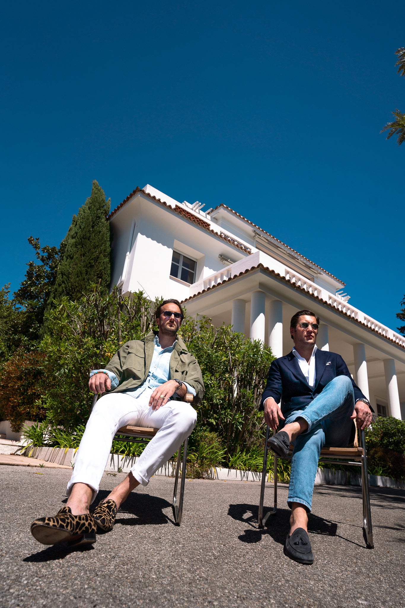 Deux designers posant dans un style mood – Marque de prêt-à-porter haut de gamme pour hommes – Mode masculine de luxe