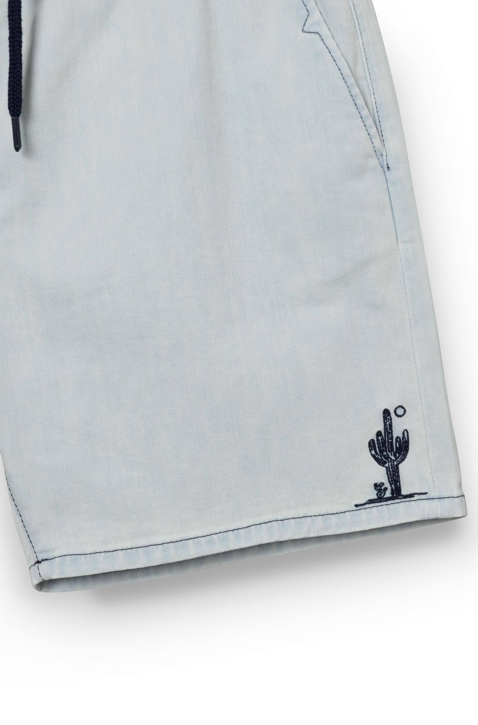 Zoom sur le motif cactus du bermuda bleu délavé