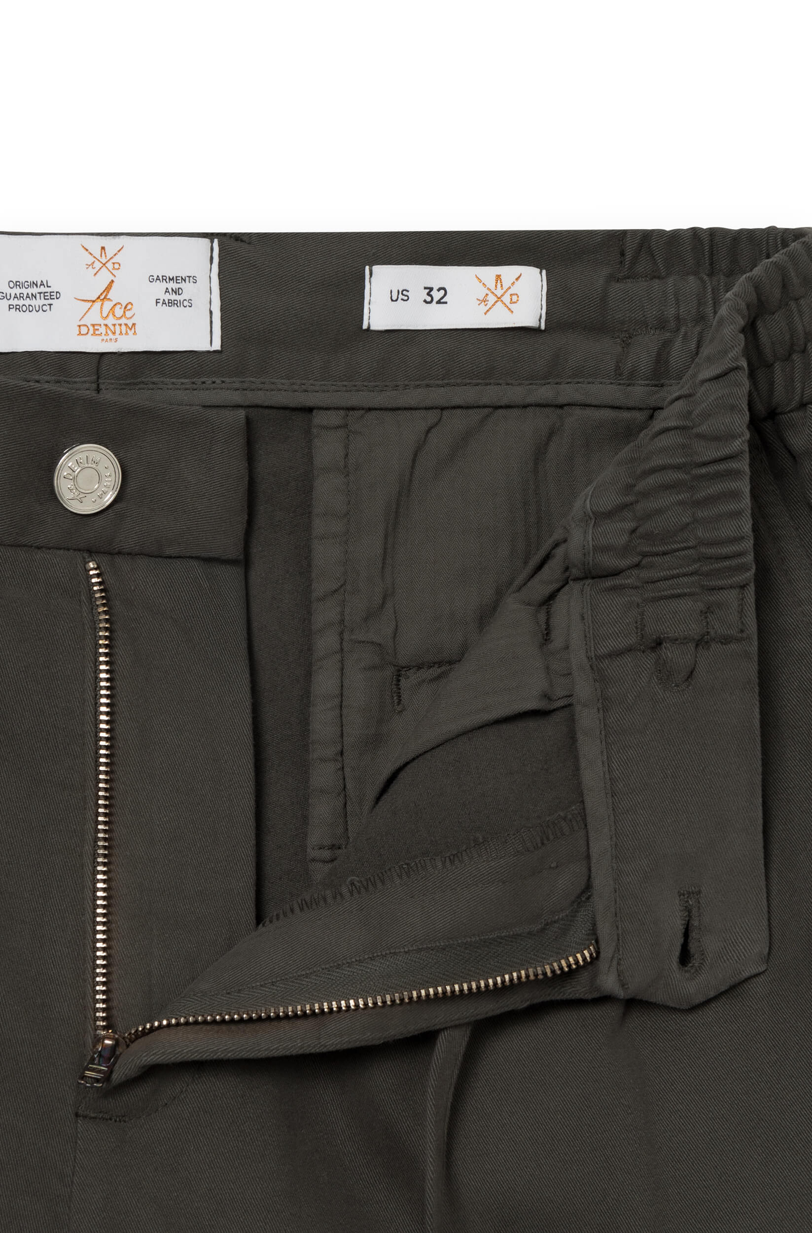 Zoom sur la braguette zippé du pantalon cachemire kaki