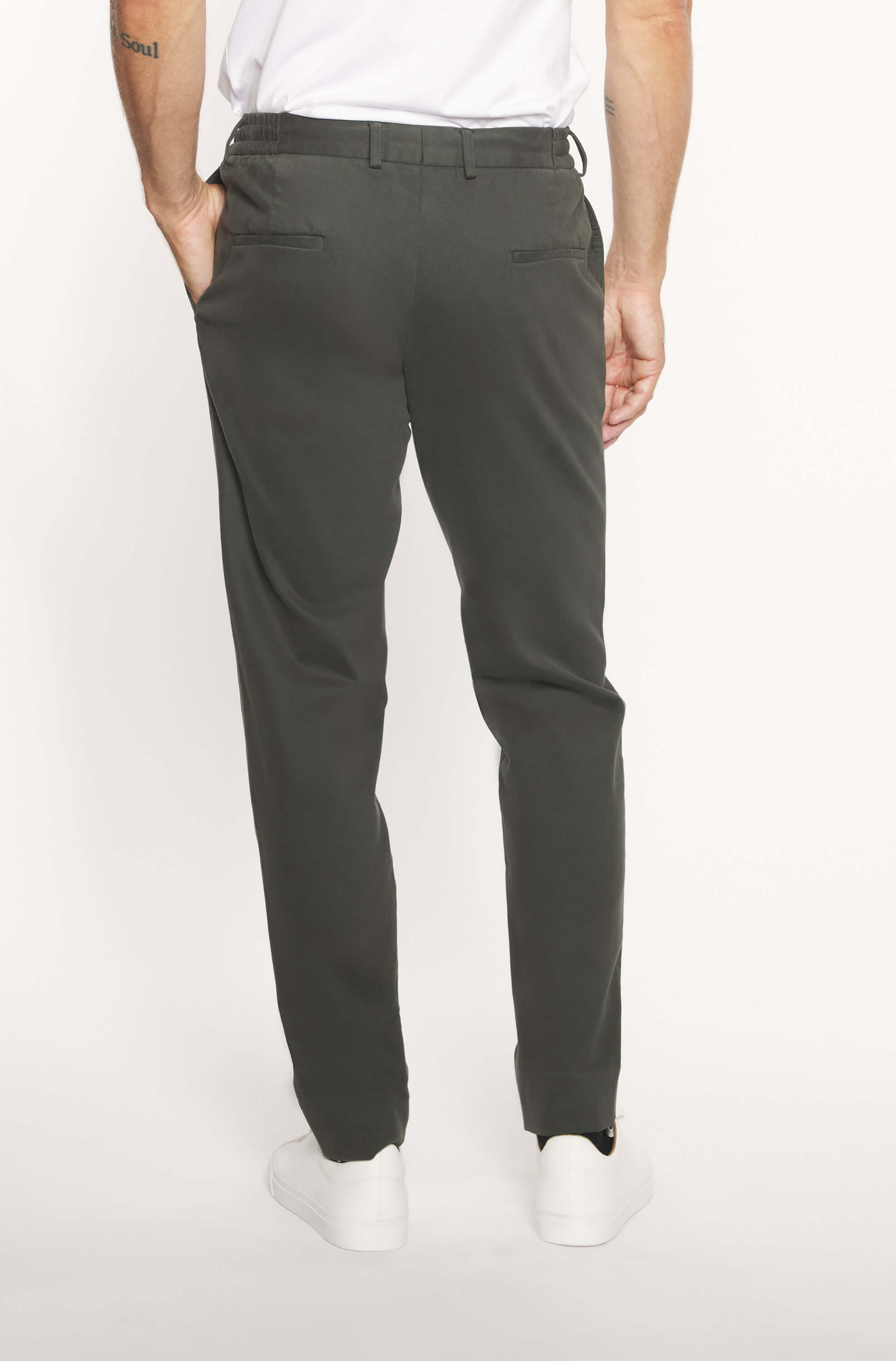 Dos du mannequin portant le pantalon chinos en cachemire kaki slim pour homme