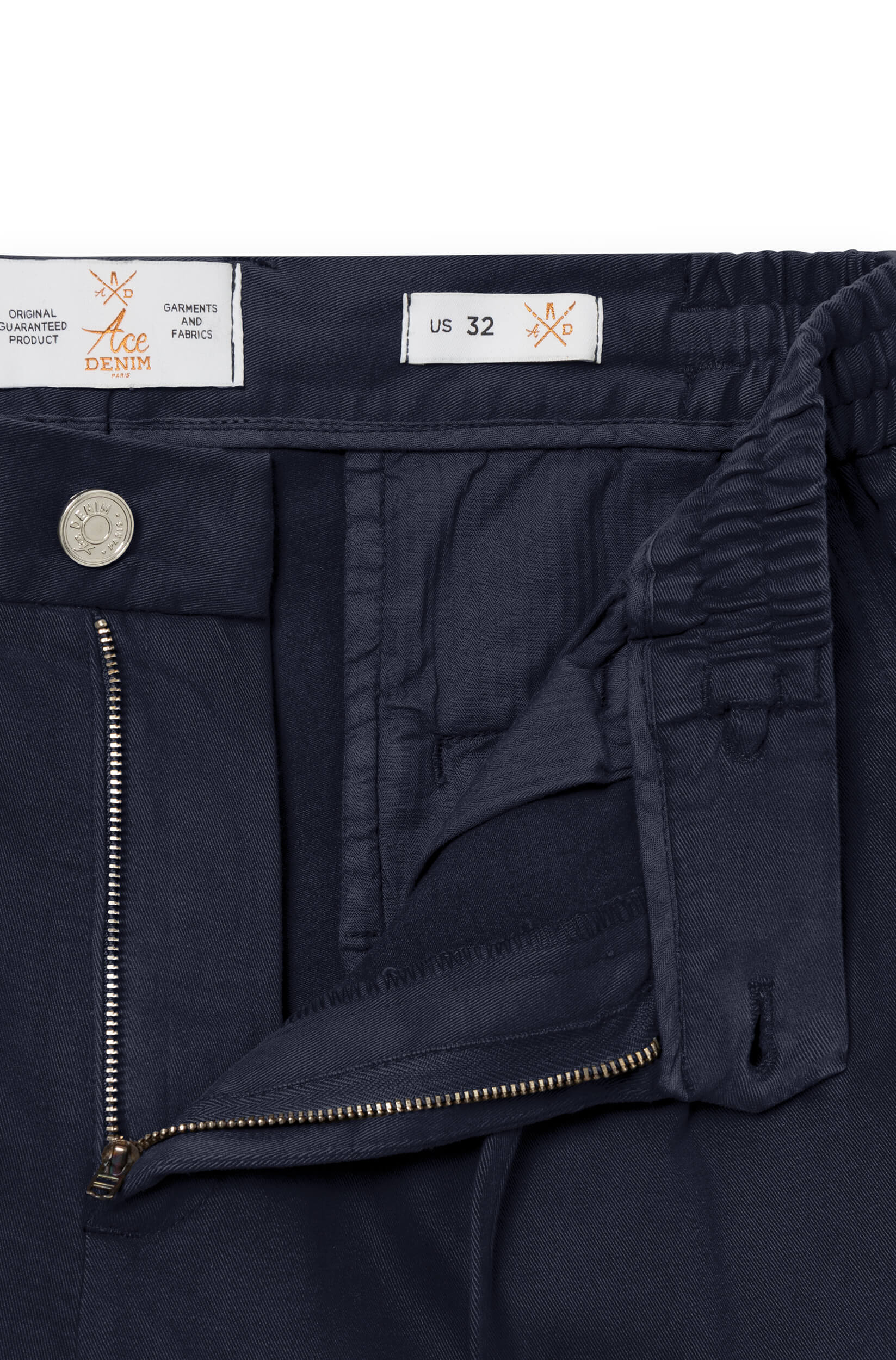 Zoom sur la braguette zippé du pantalon cachemire marine