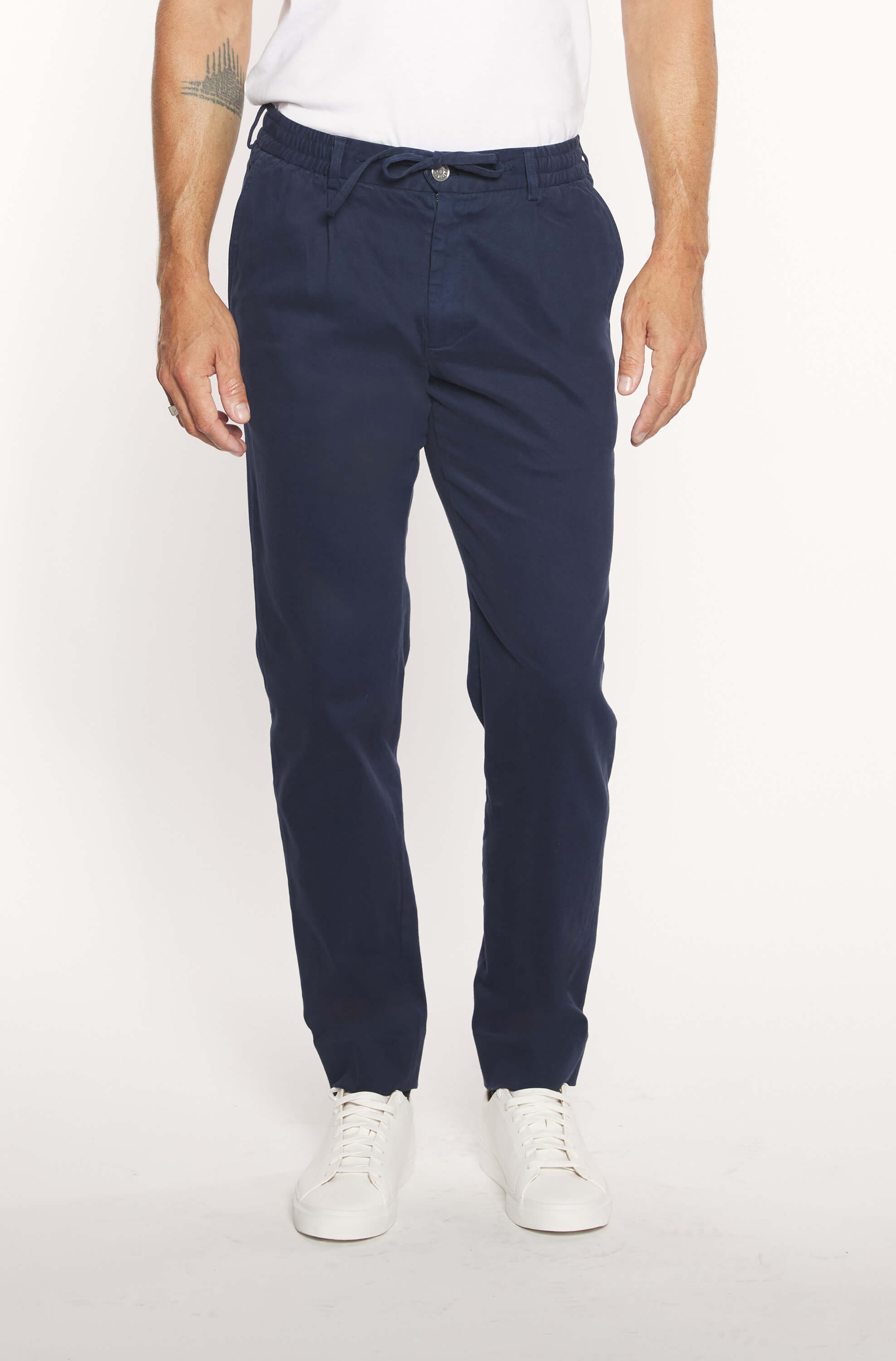 Mannequin portant le pantalon chinos en cachemire marine slim pour homme