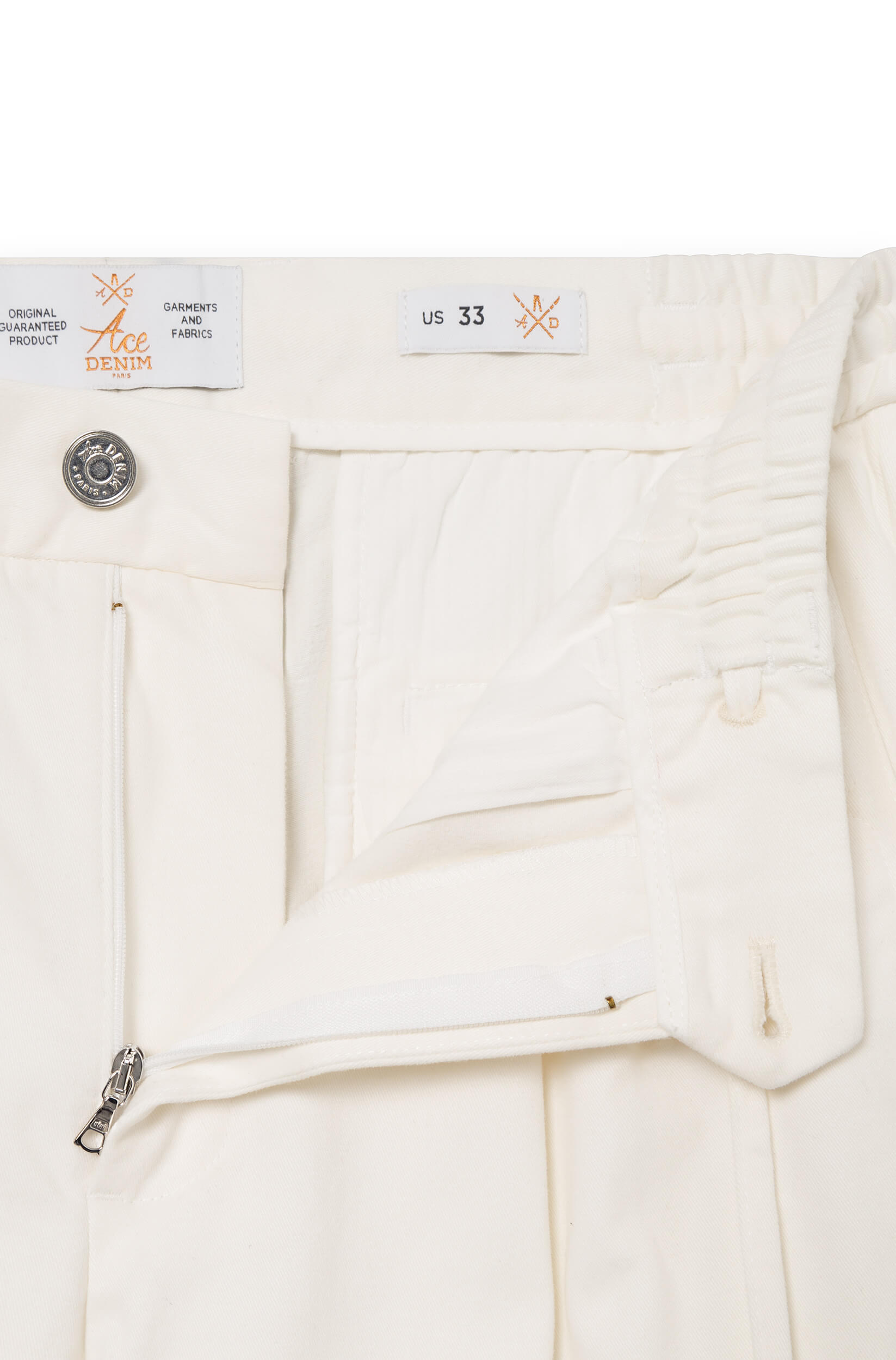 Zoom sur la braguette zippé du pantalon cachemire blanc crème