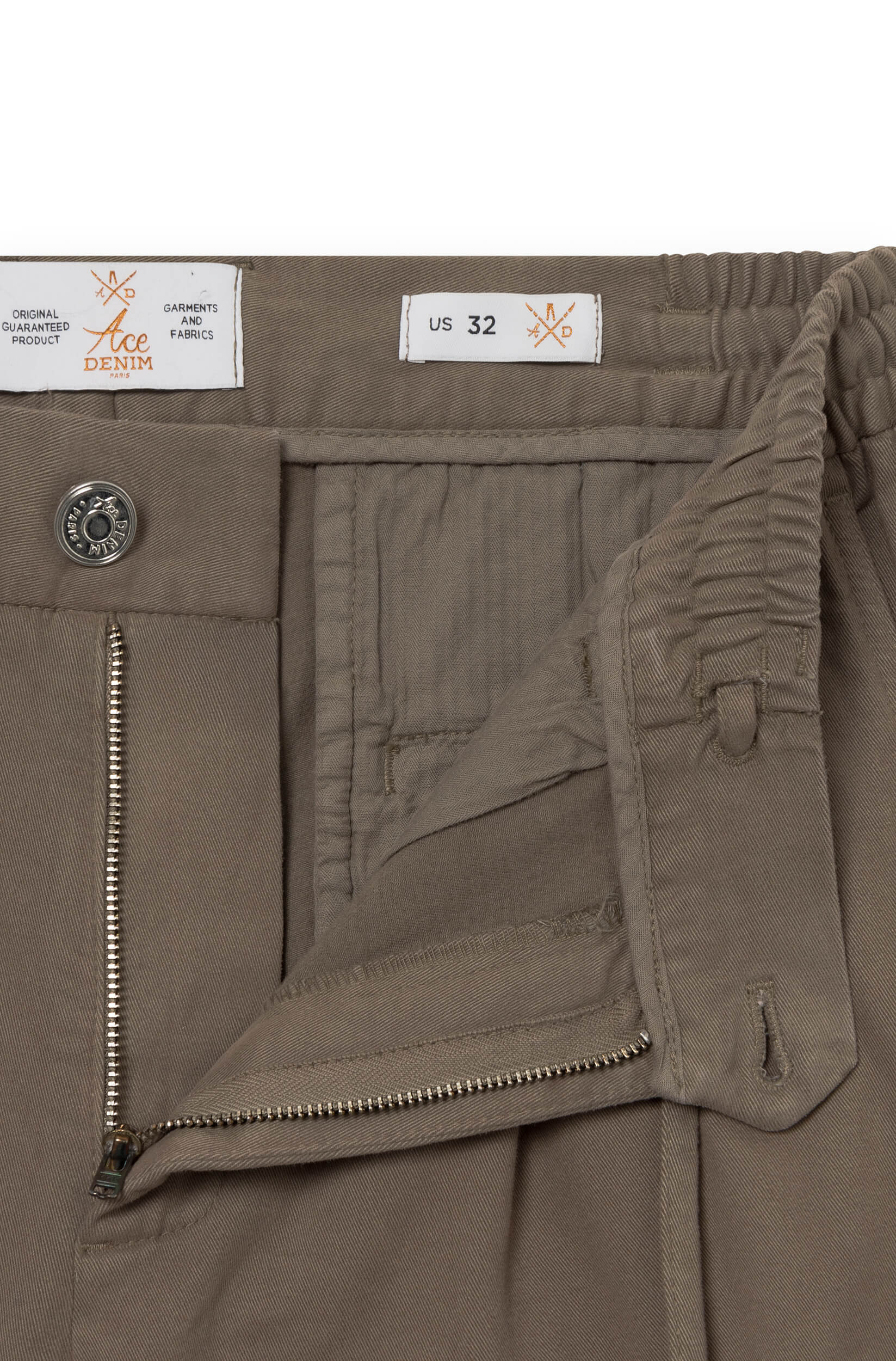 Zoom sur la braguette zippé du pantalon cachemire taupe