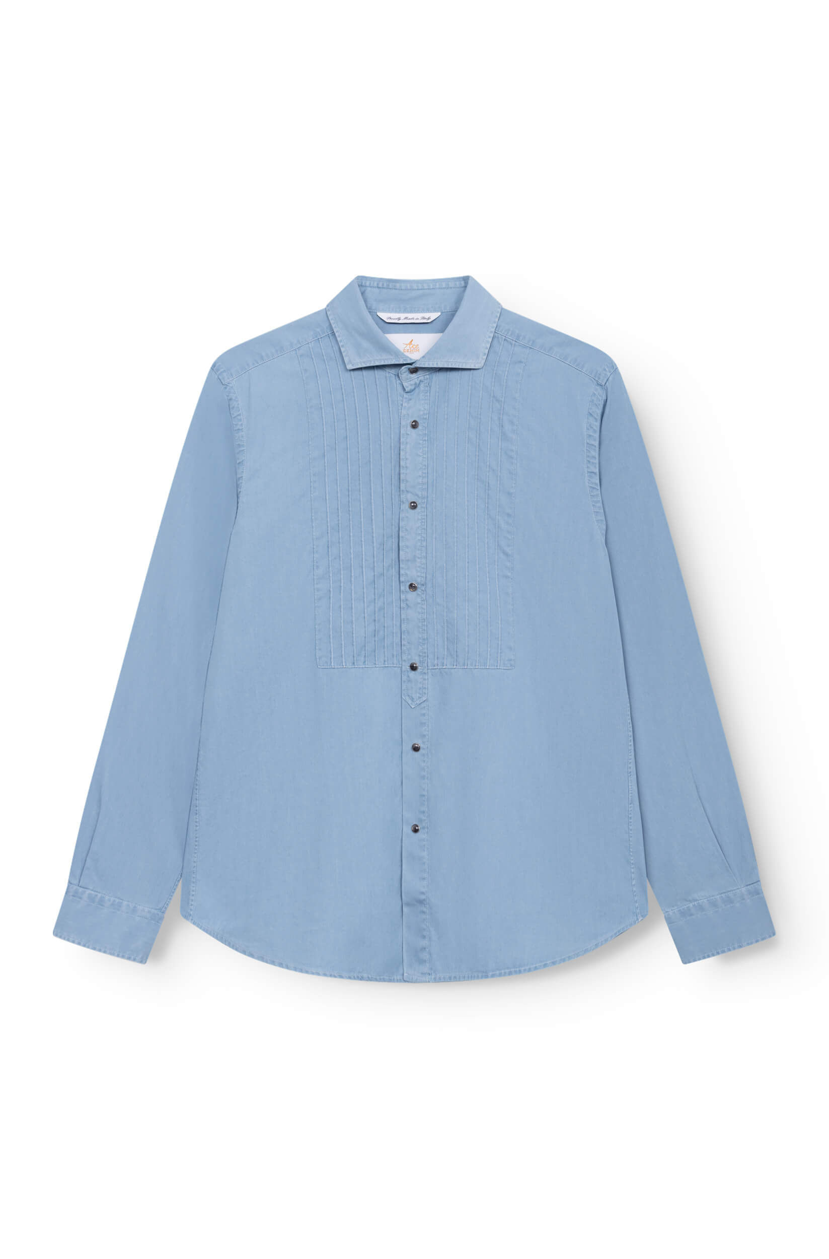 Chemise smoking homme en coton bleu clair avec plastron plissé et boutons nacrés.