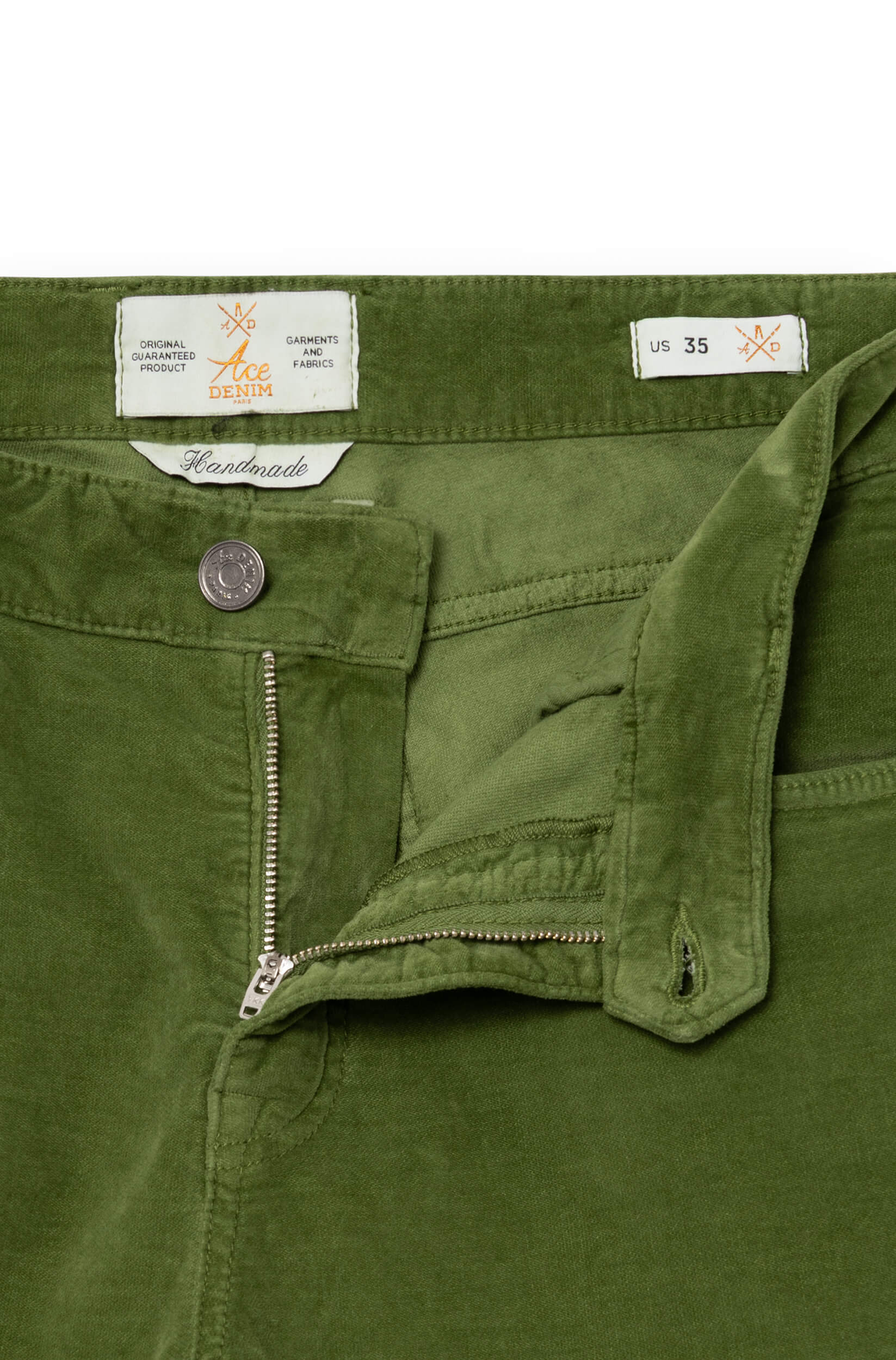 Zoom sur la braguette du pantalon vert