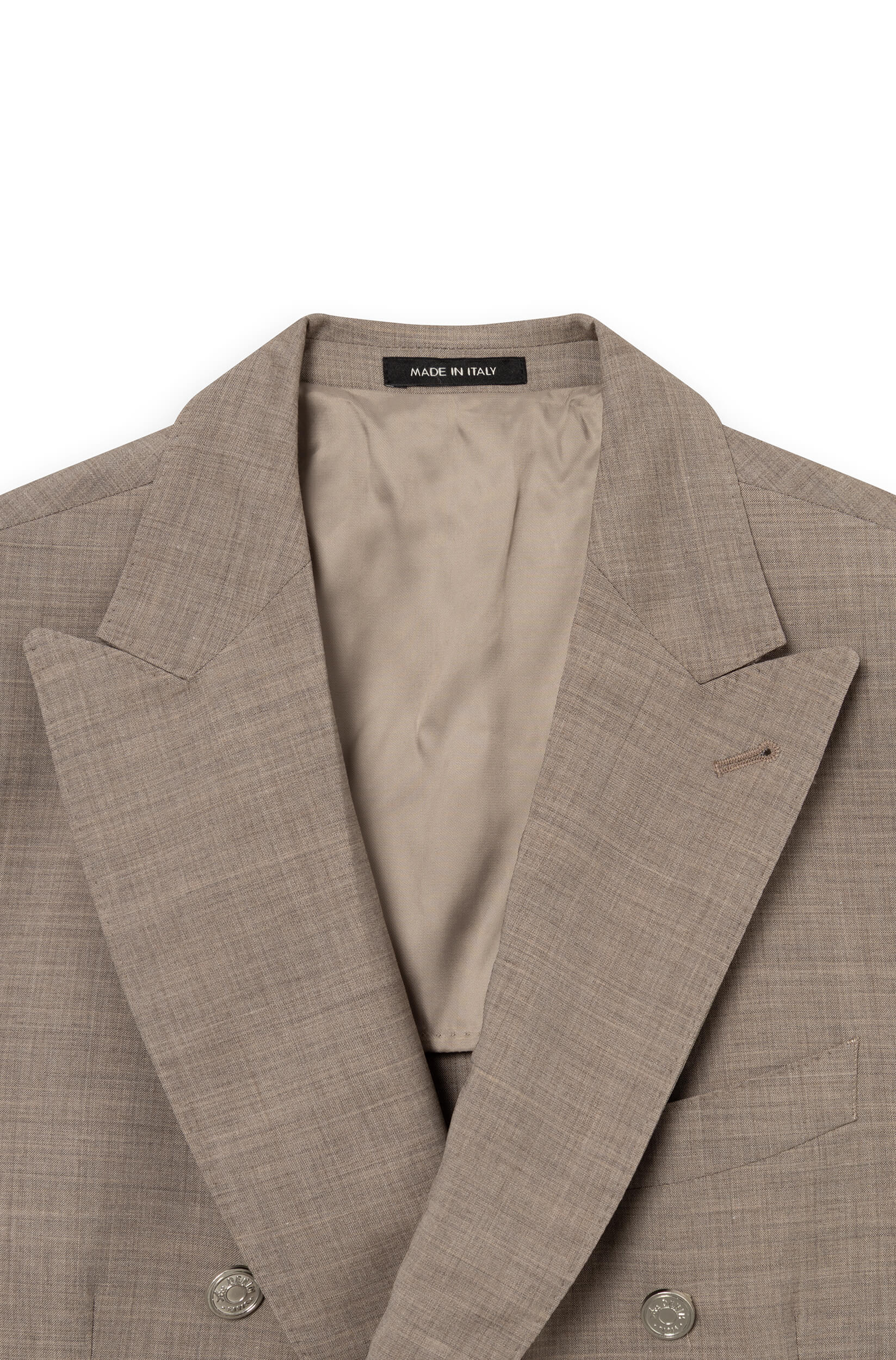 Détail du col du blazer croisé homme en laine froide Tollegno coloris beige.