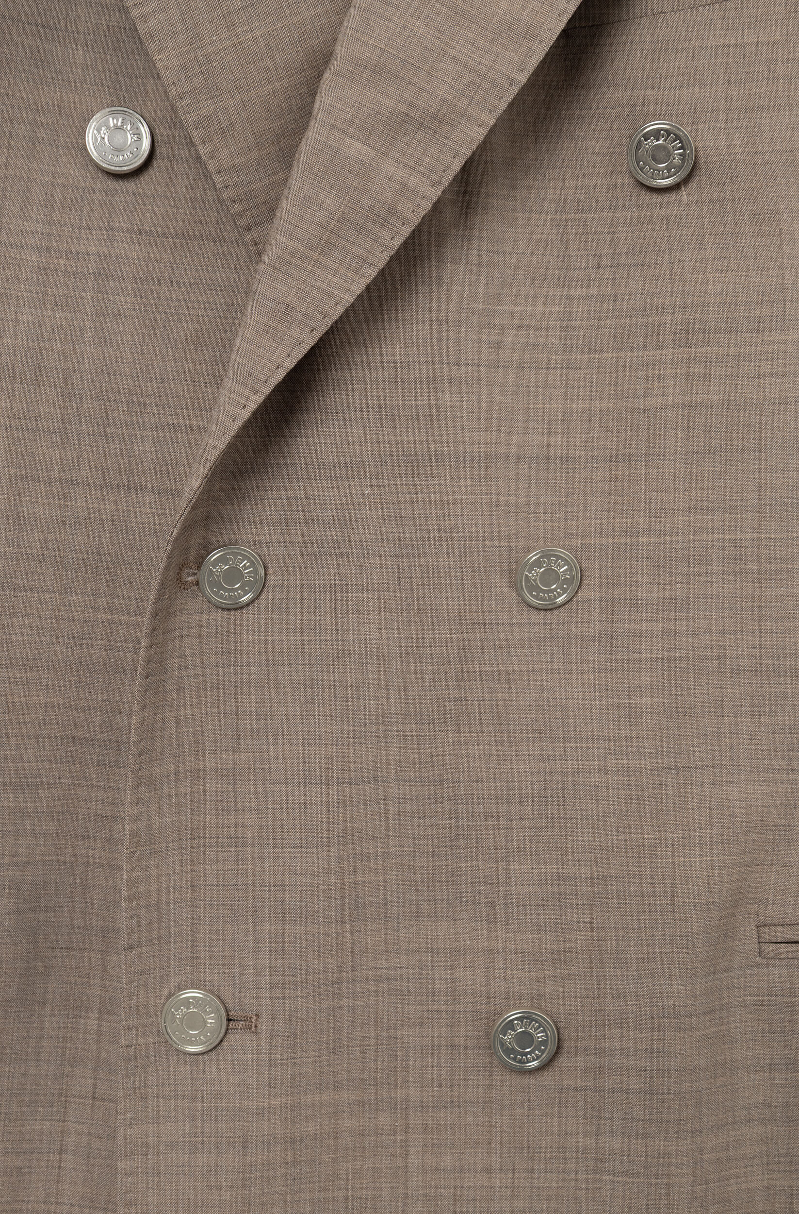 Détail des boutons du blazer croisé homme en laine froide Tollegno coloris beige.