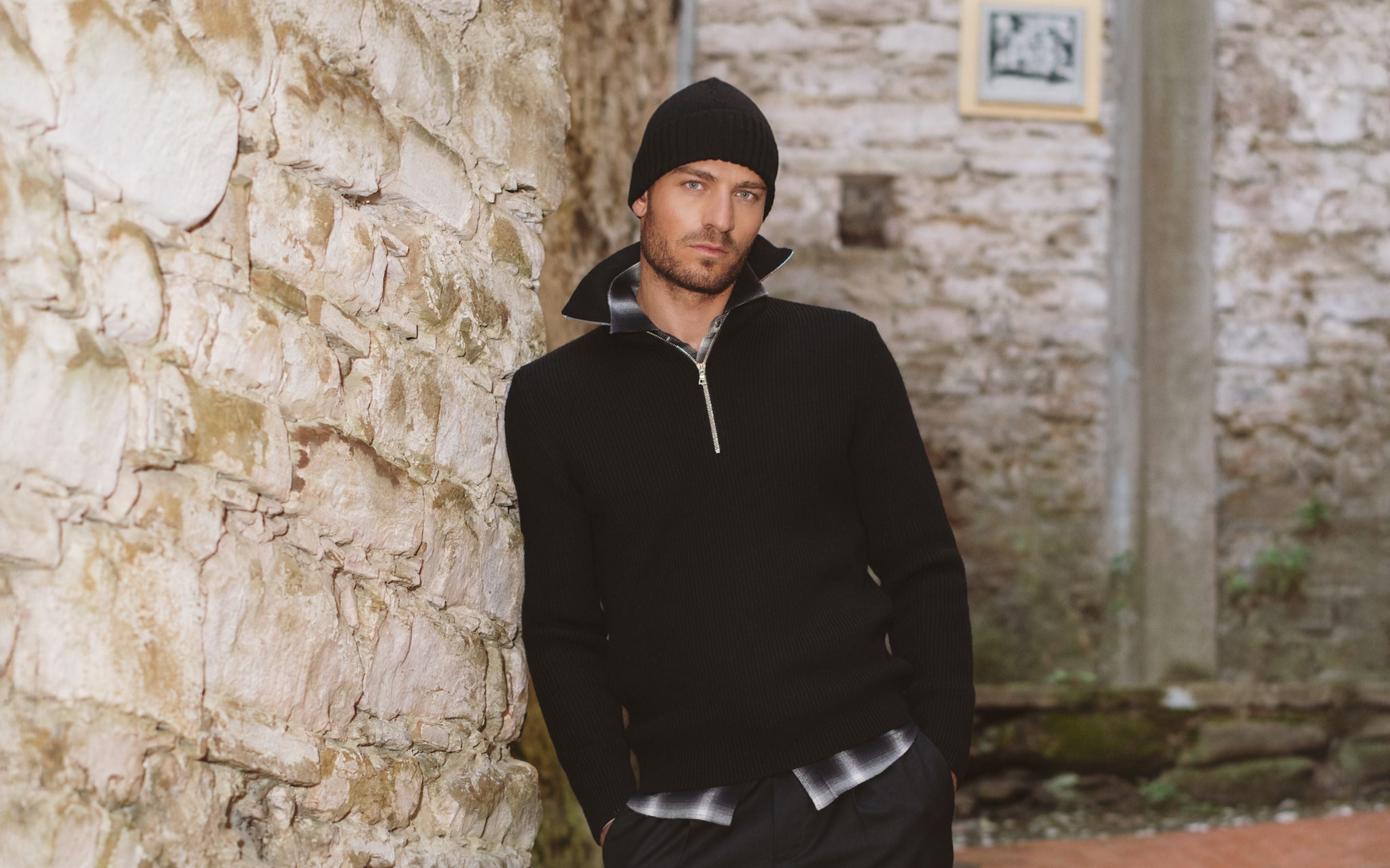 Mannequin portant le pull zip bleu marine avec la chemise japan grise