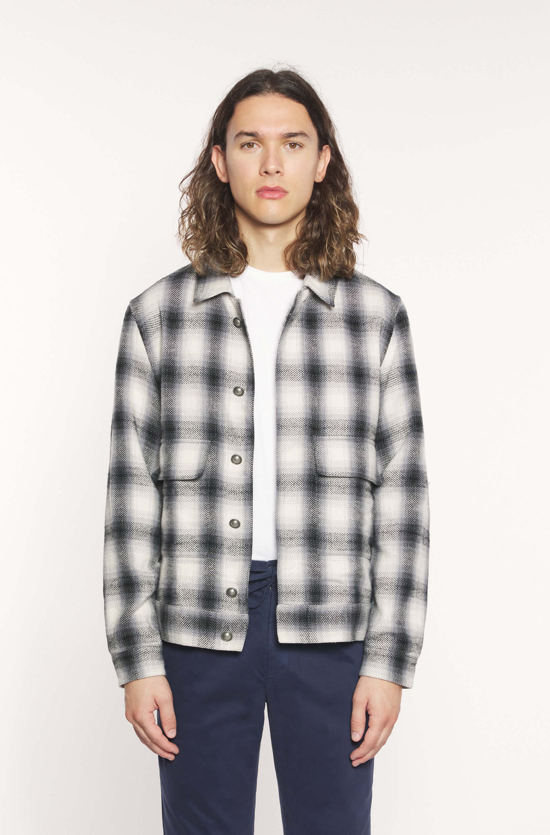 Mannequin portant la veste en coton avec motif à damier blanc et noir pour homme