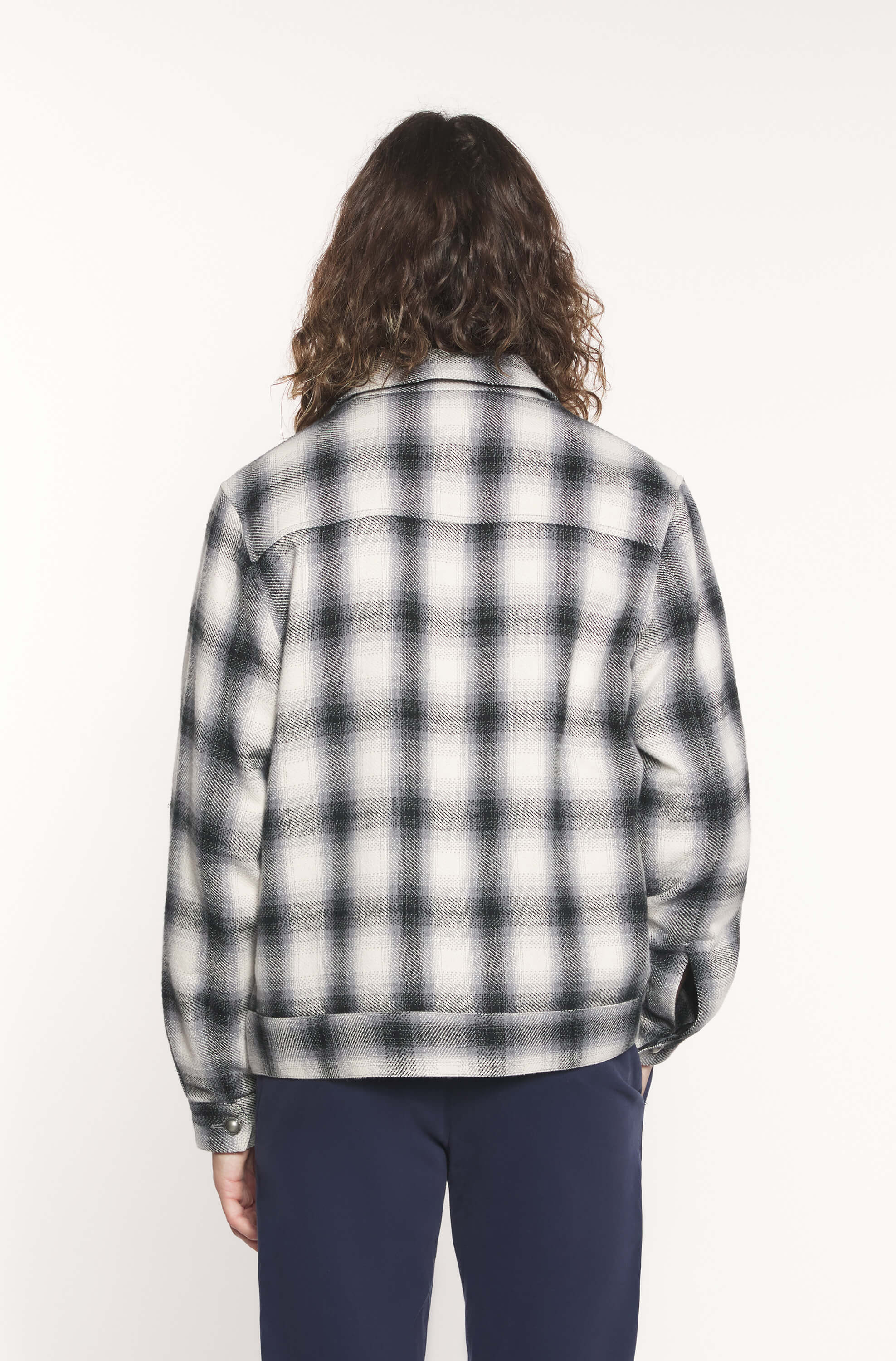 Dos du mannequin portant la veste en coton avec motif à damier blanc et noir pour homme