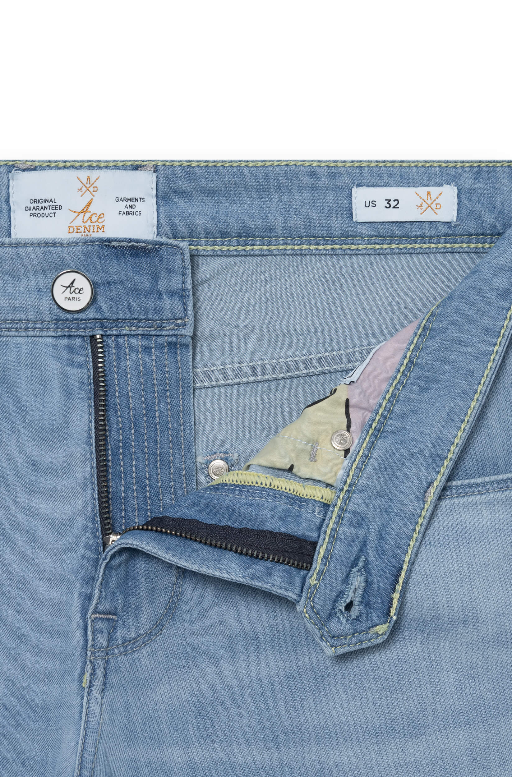 Braguette zippé du jeans bleu délavé