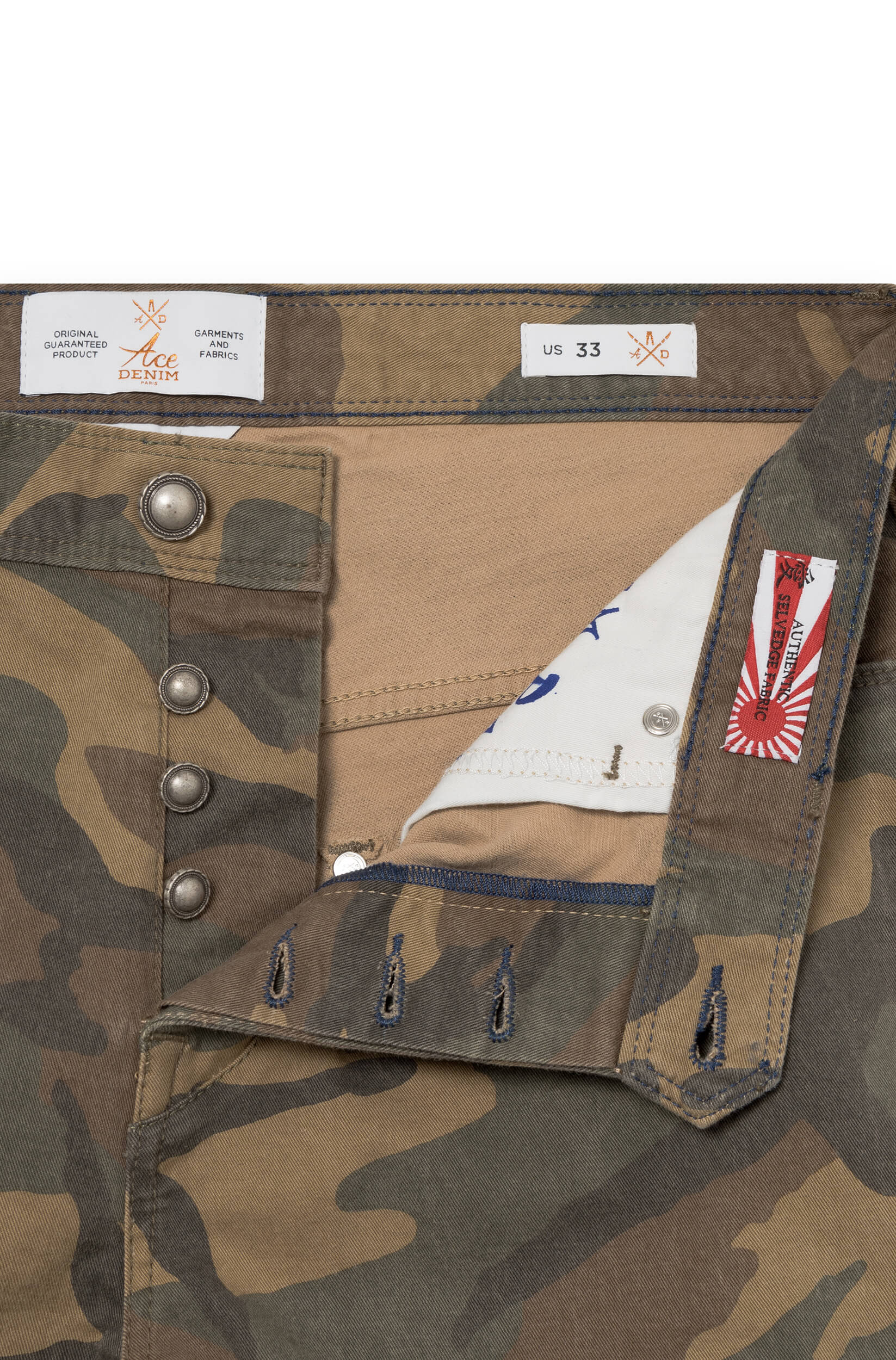 Zoom sur les boutons en métal du jeans en selvedge japonais