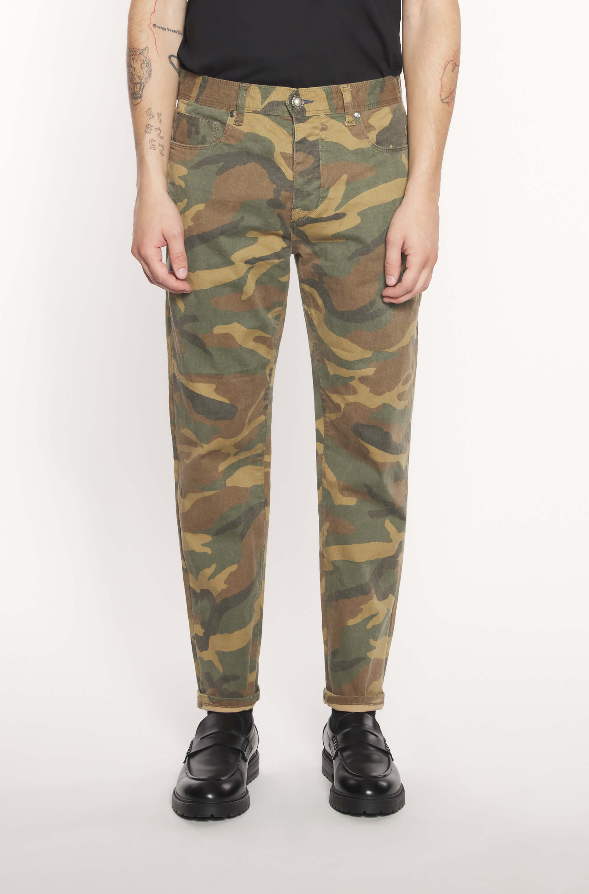 Mannequin portant le jeans en selvedge avec motif camouflage