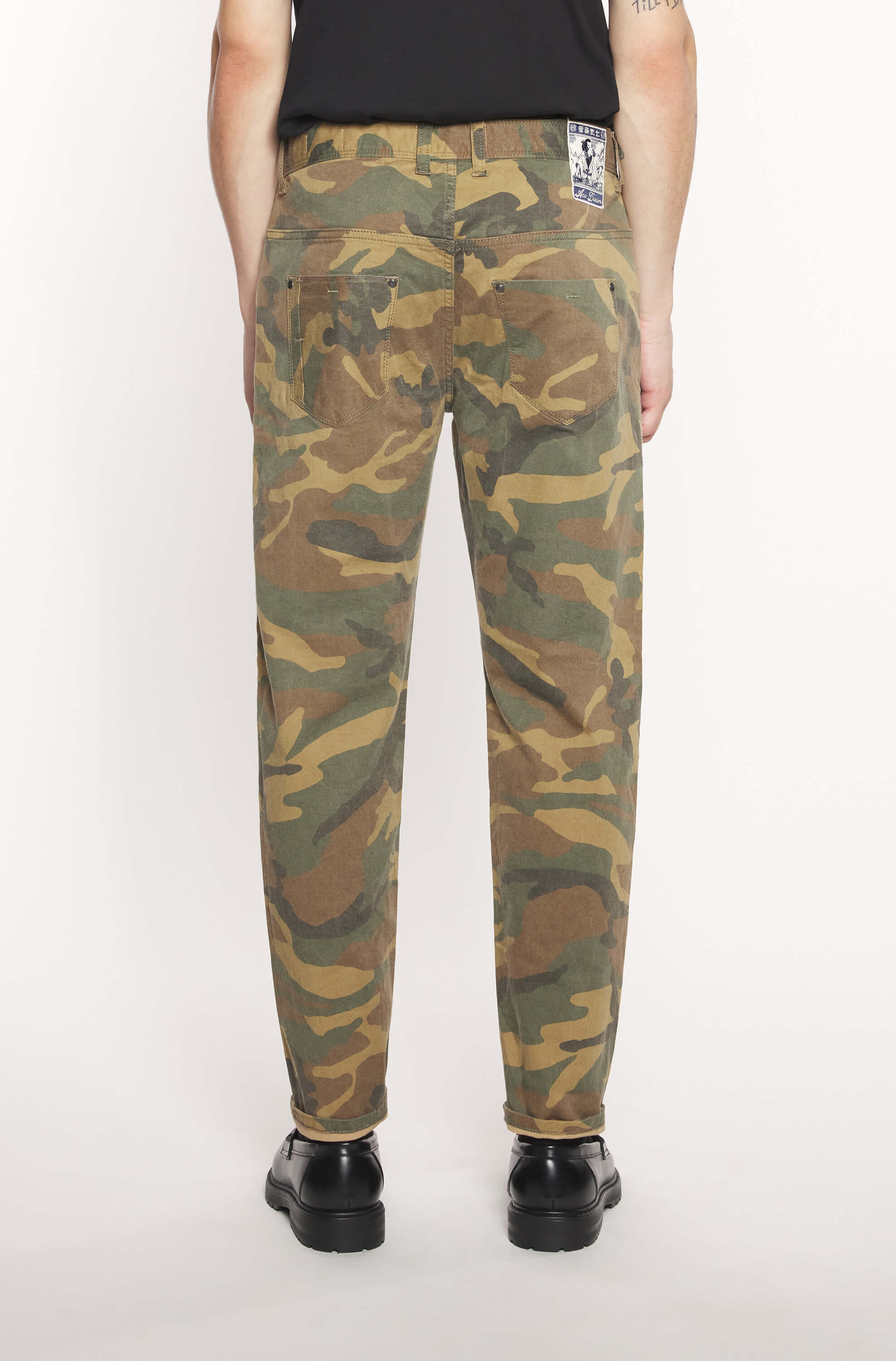 Arrière du mannequin portant le jeans en selvedge avec motif camouflage