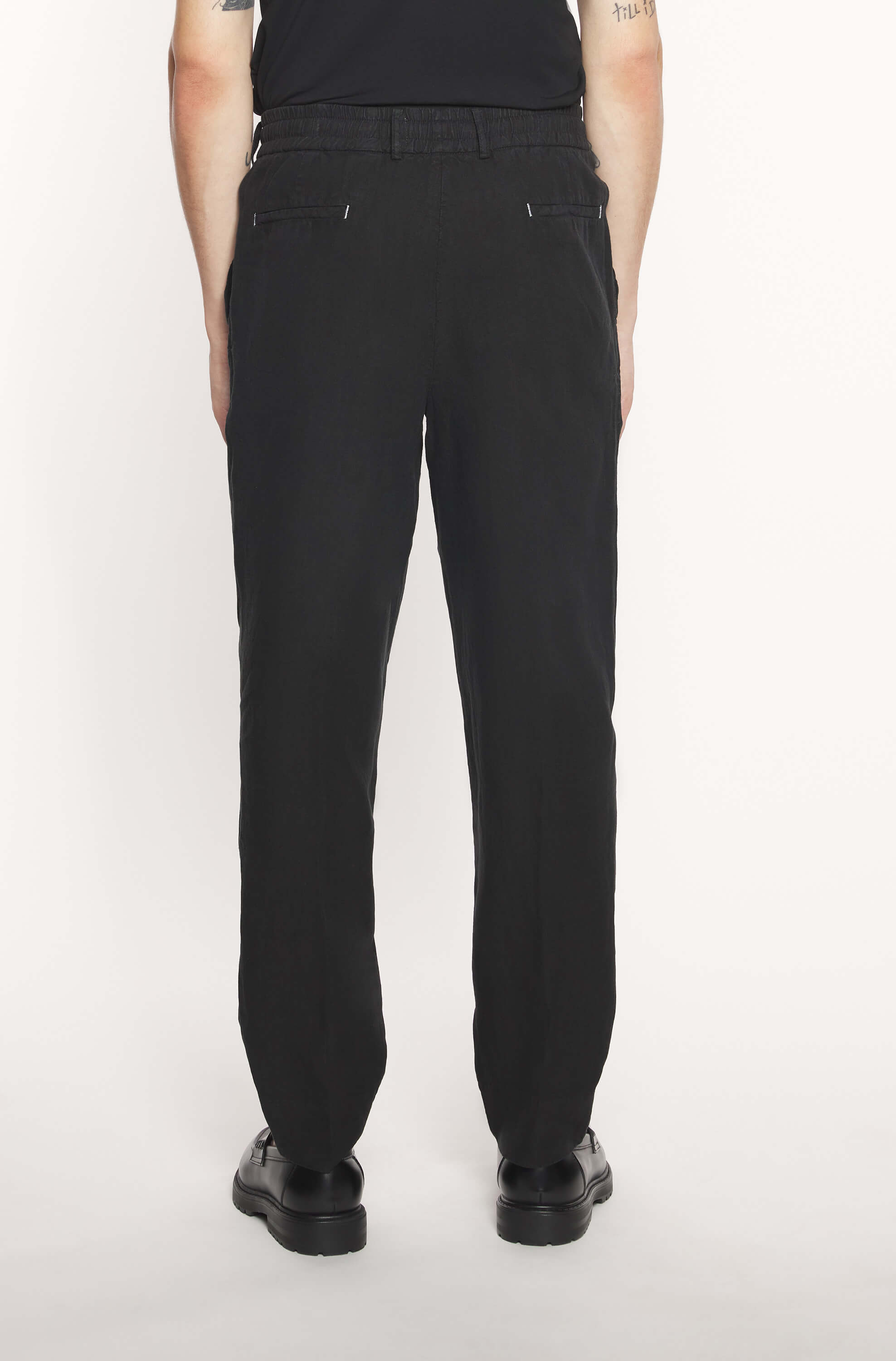 Dos du mannequin portant le pantalon jogging en lin noir