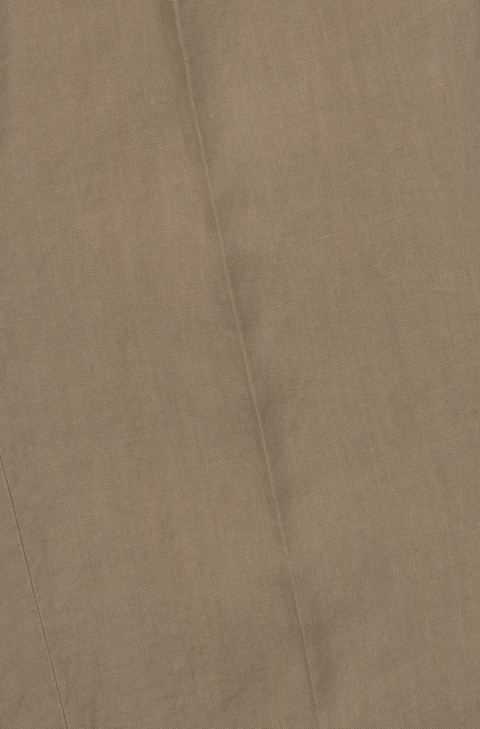 Zoom sur le tissu en lin taupe