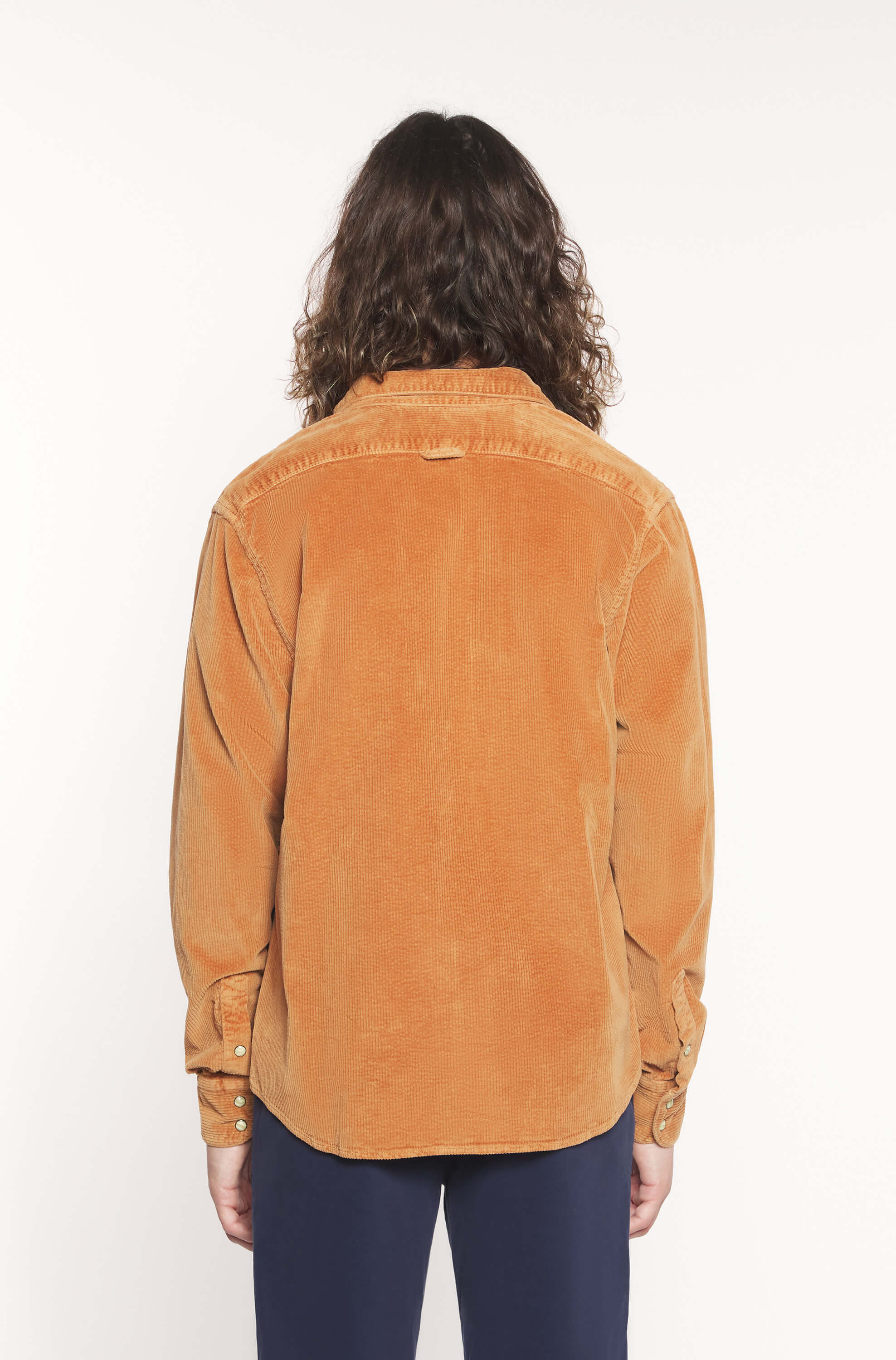 Vue de dos du mannequin portant la surchemise en velours caramel