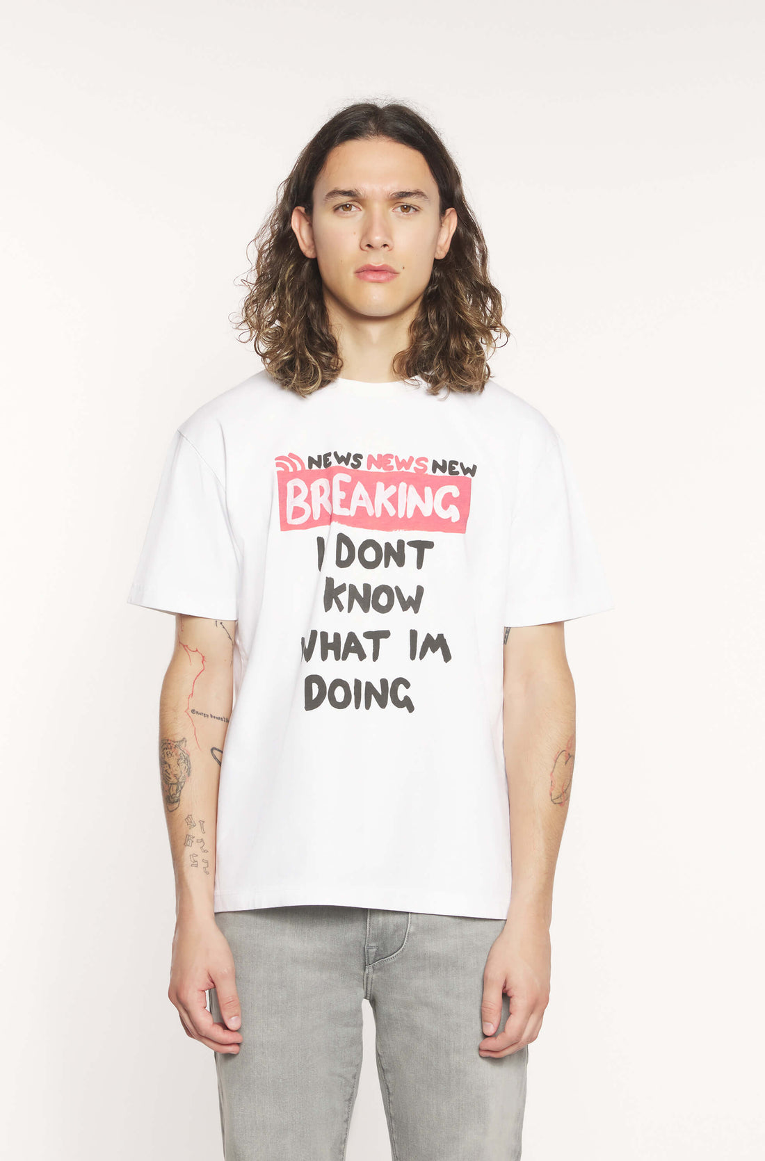 Mannequin portant le tee-shirt blanc avec imprimé breaking i dont know what im doing noir pour homme