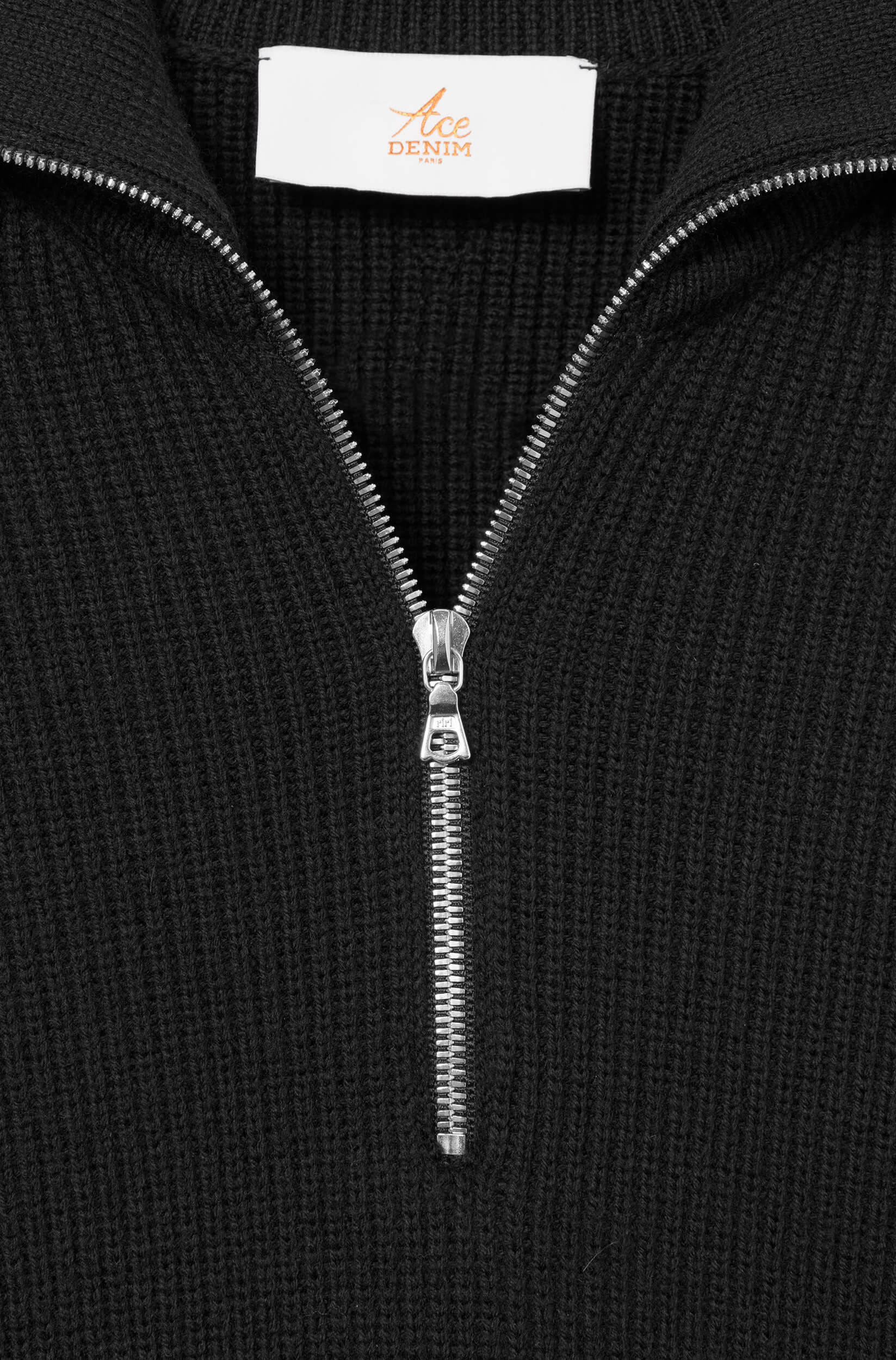 Détail du zip riri du pull