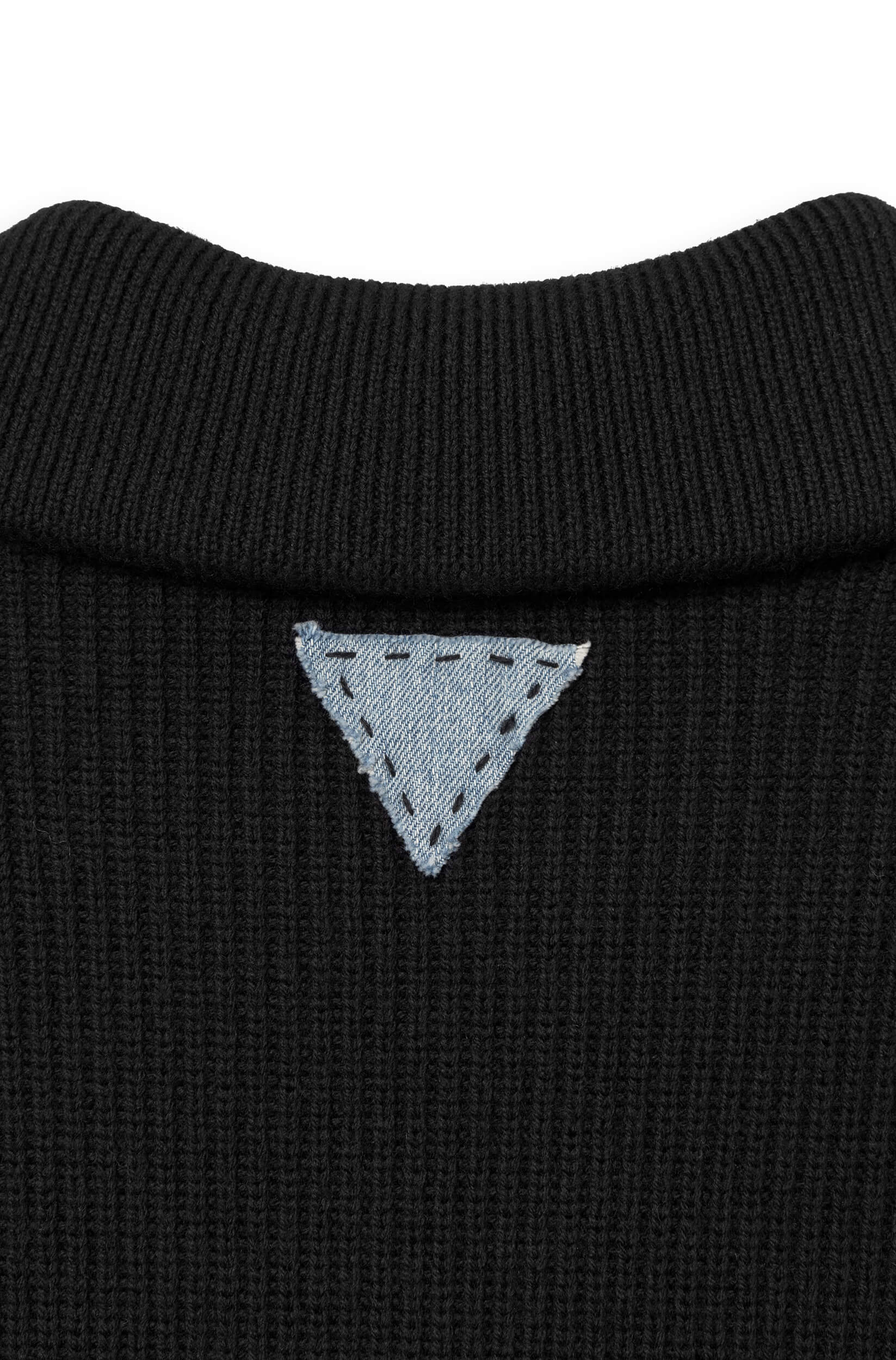 Détail du triangle en denim signature Ace Denim Paris