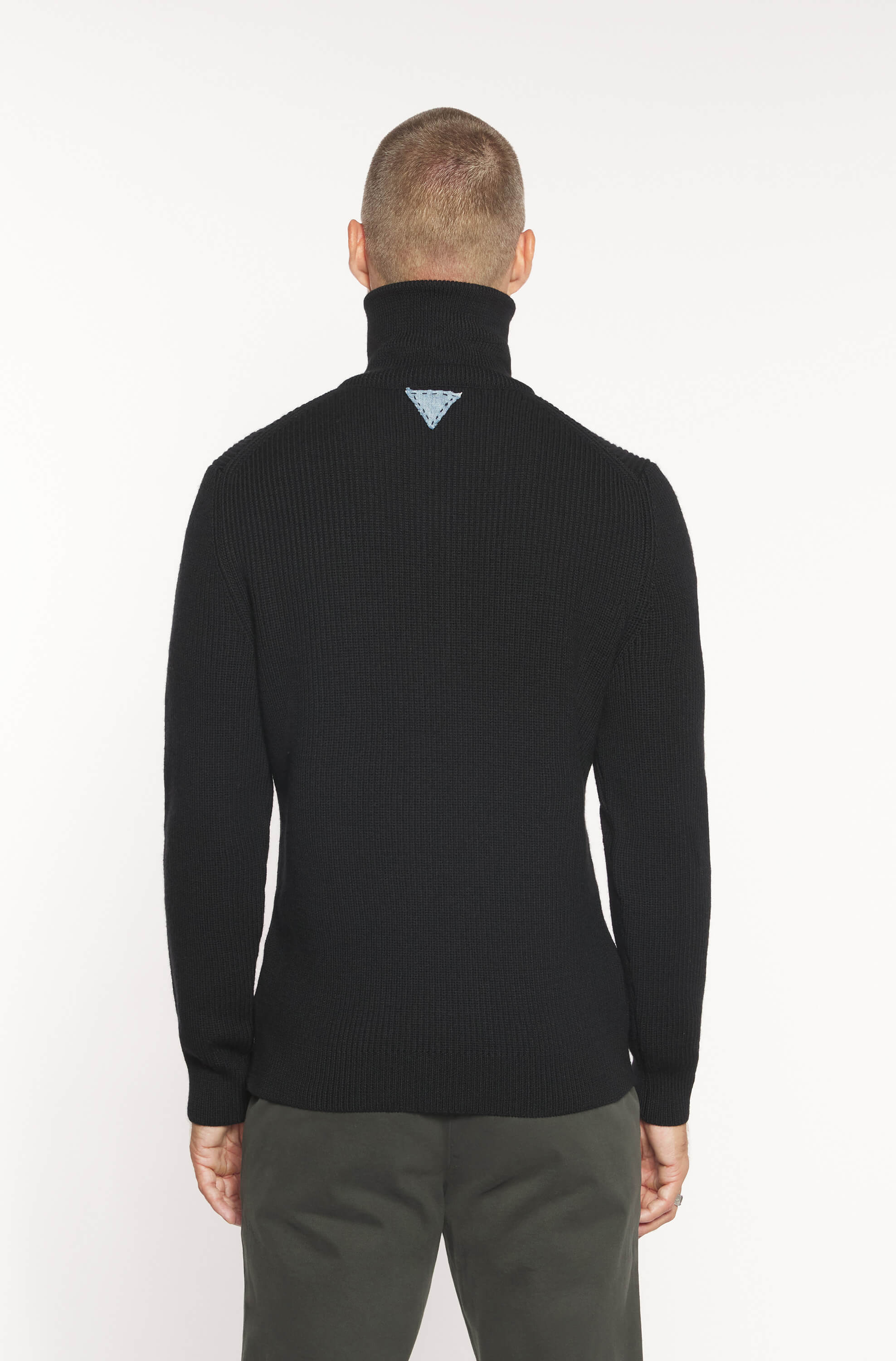 Vue de dos du mannequin portant le pull zip noir