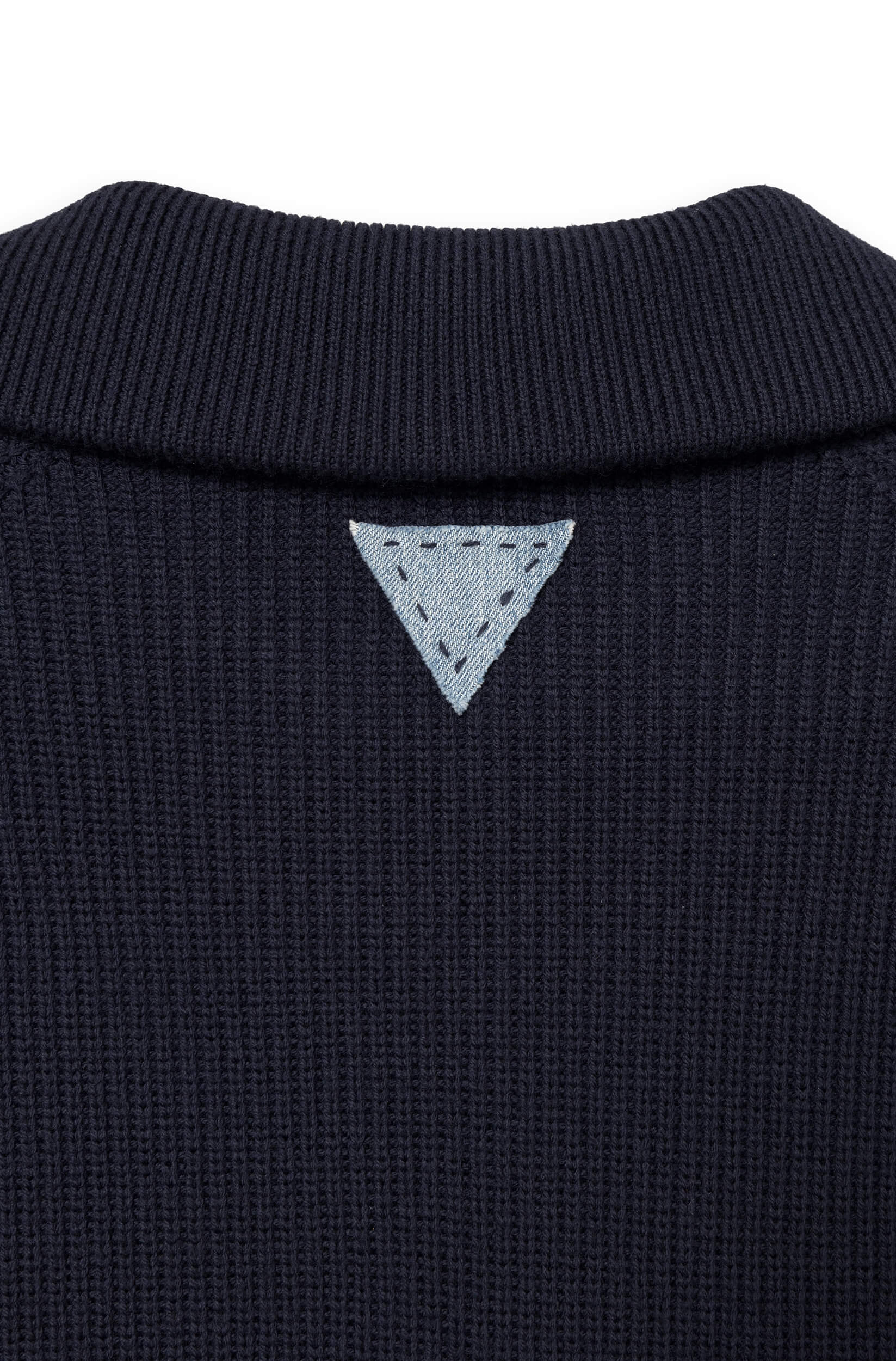 Détail du triangle en denim dans le cou