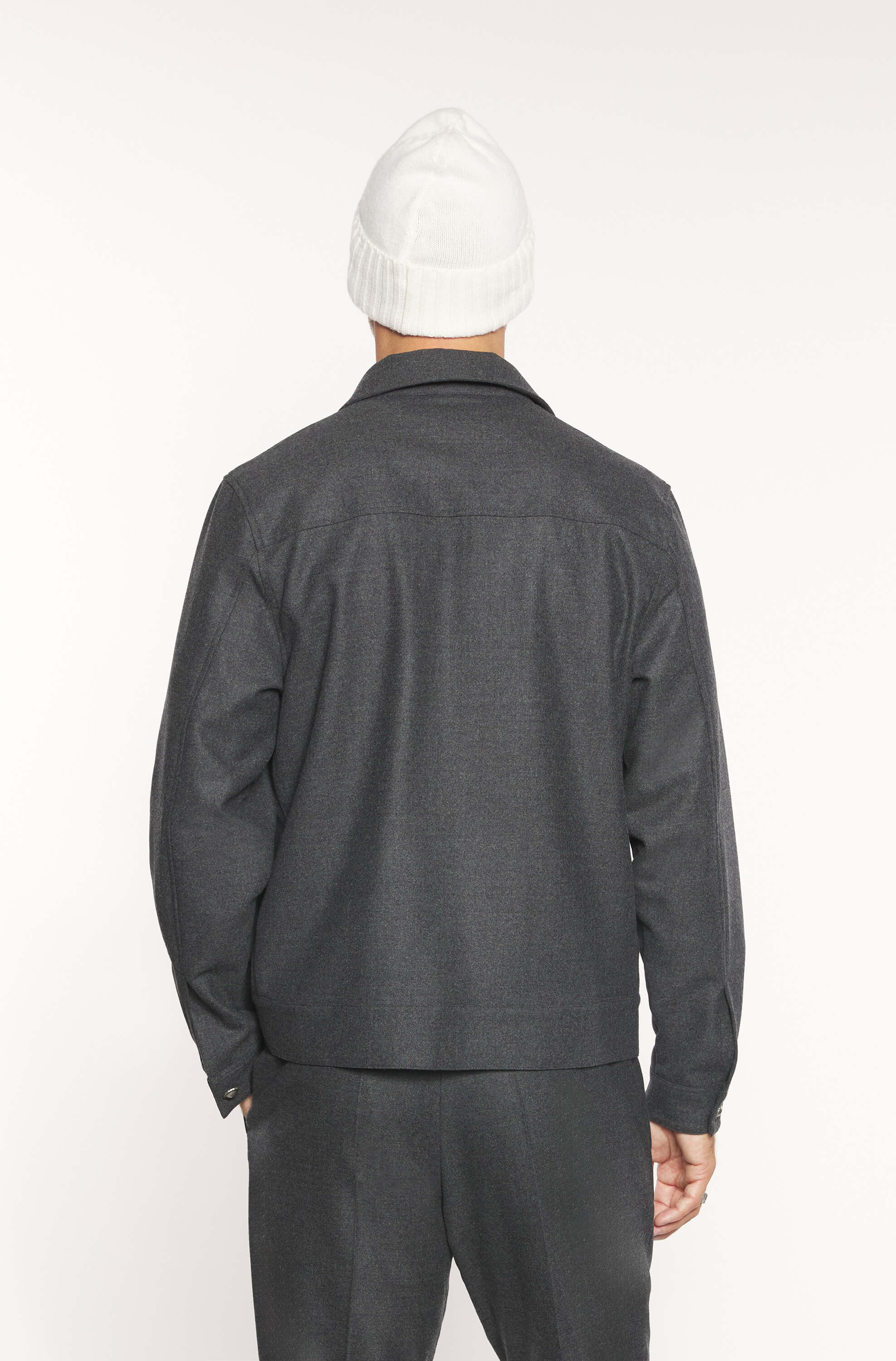 Dos du mannequin portant le blouson en laine mérinos loro piana anthracite pour homme