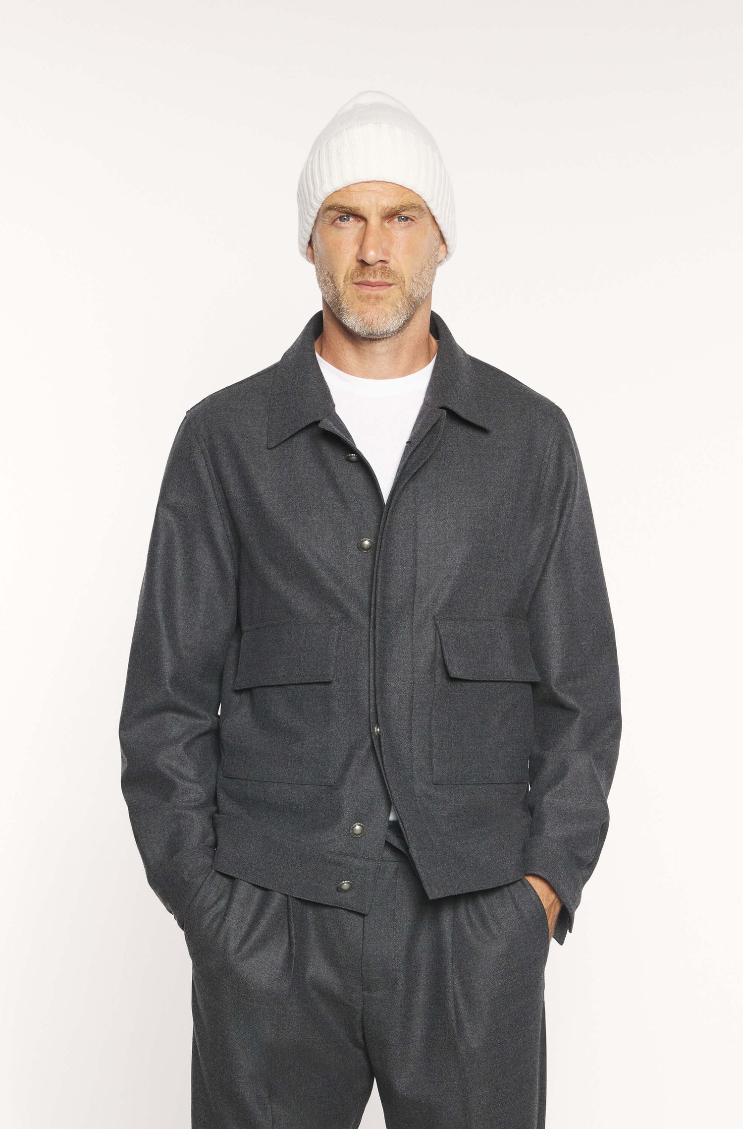 Mannequin portant le blouson en laine mérinos loro piana anthracite pour homme