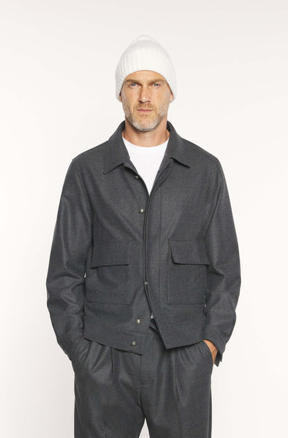Mannequin portant le blouson en laine mérinos loro piana anthracite pour homme