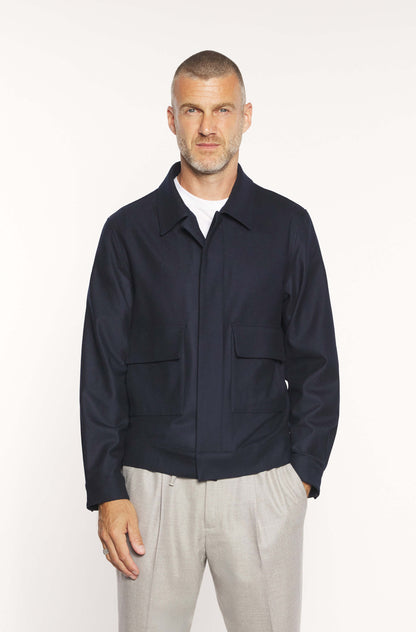 Mannequin portant le blouson en laine mérinos loro piana marine pour homme