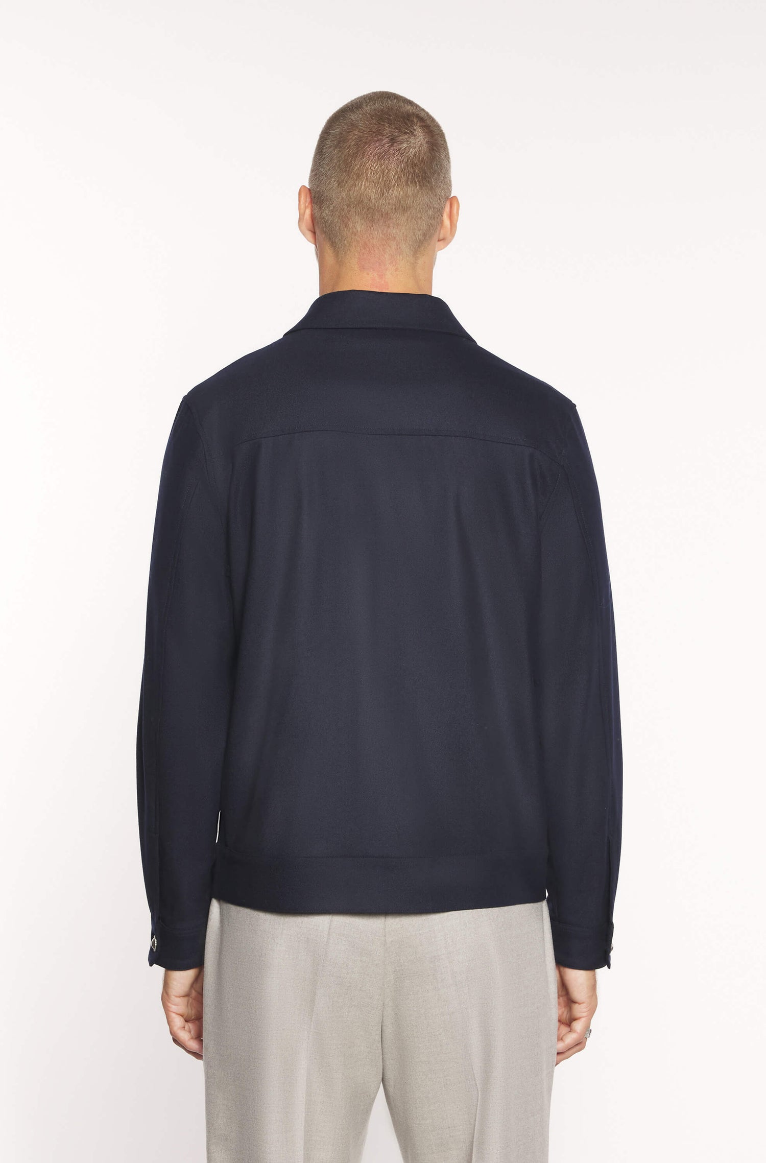 Dos du mannequin portant le blouson en laine mérinos loro piana marine pour homme