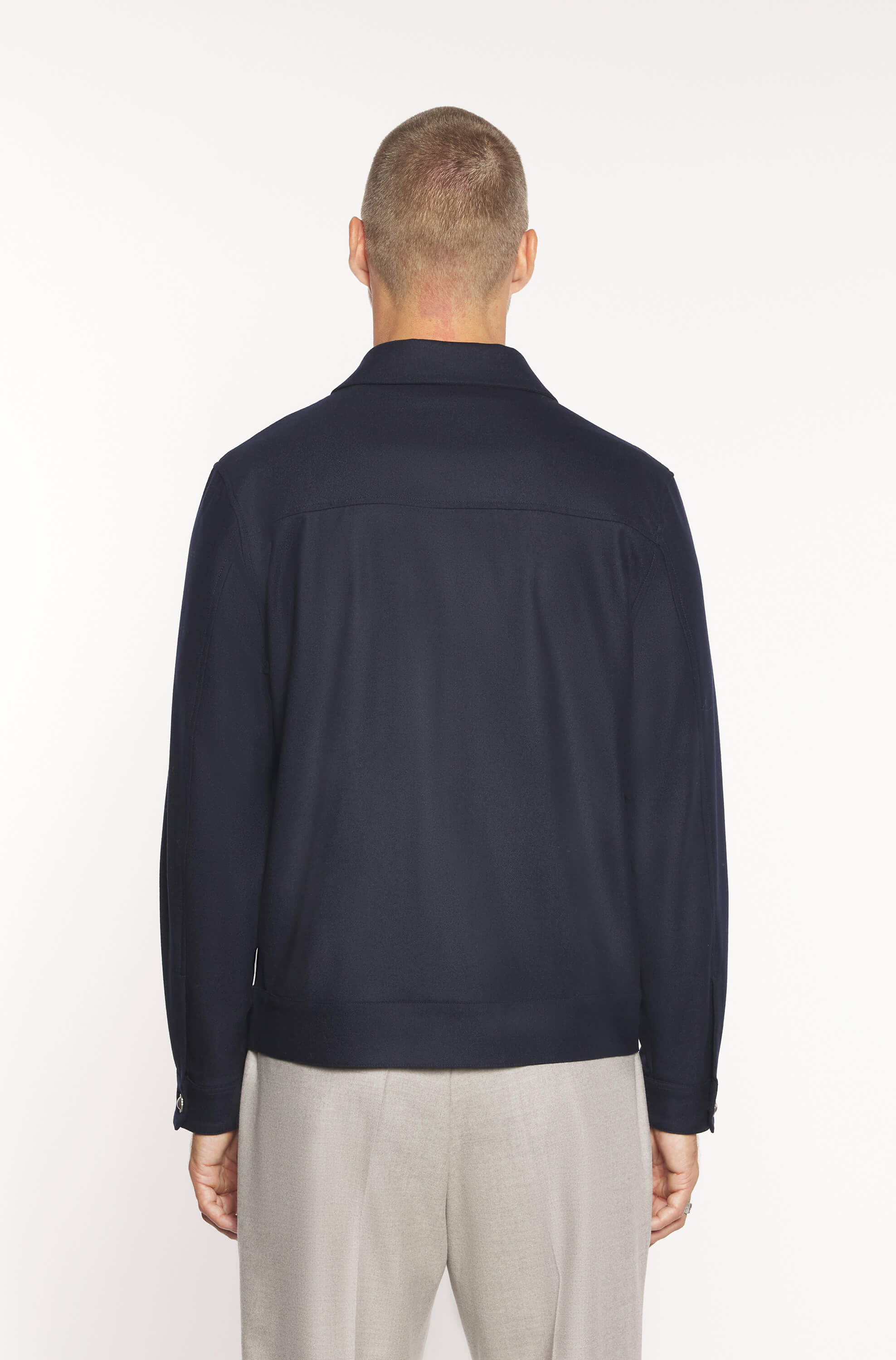 Dos du mannequin portant le blouson en laine mérinos loro piana marine pour homme
