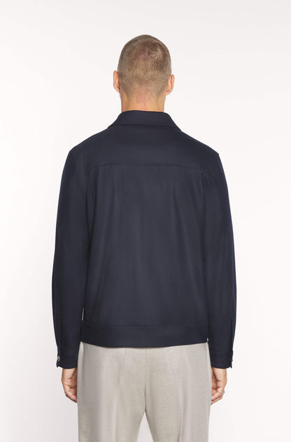 Dos du mannequin portant le blouson en laine mérinos loro piana marine pour homme