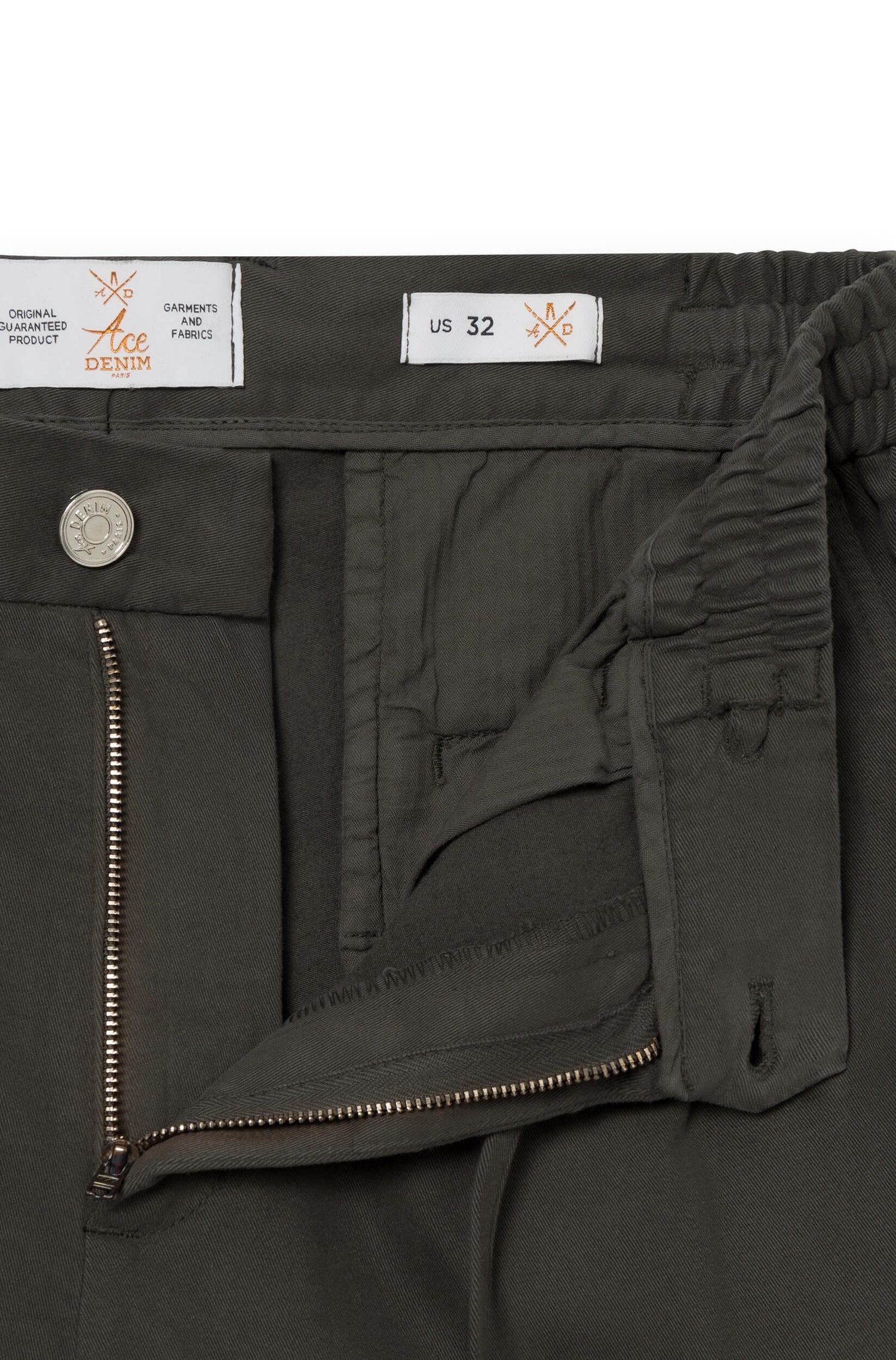 Zoom sur la braguette zippé du pantalon cachemire kaki