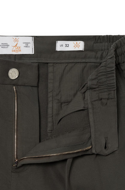 Zoom sur la braguette zippé du pantalon cachemire kaki