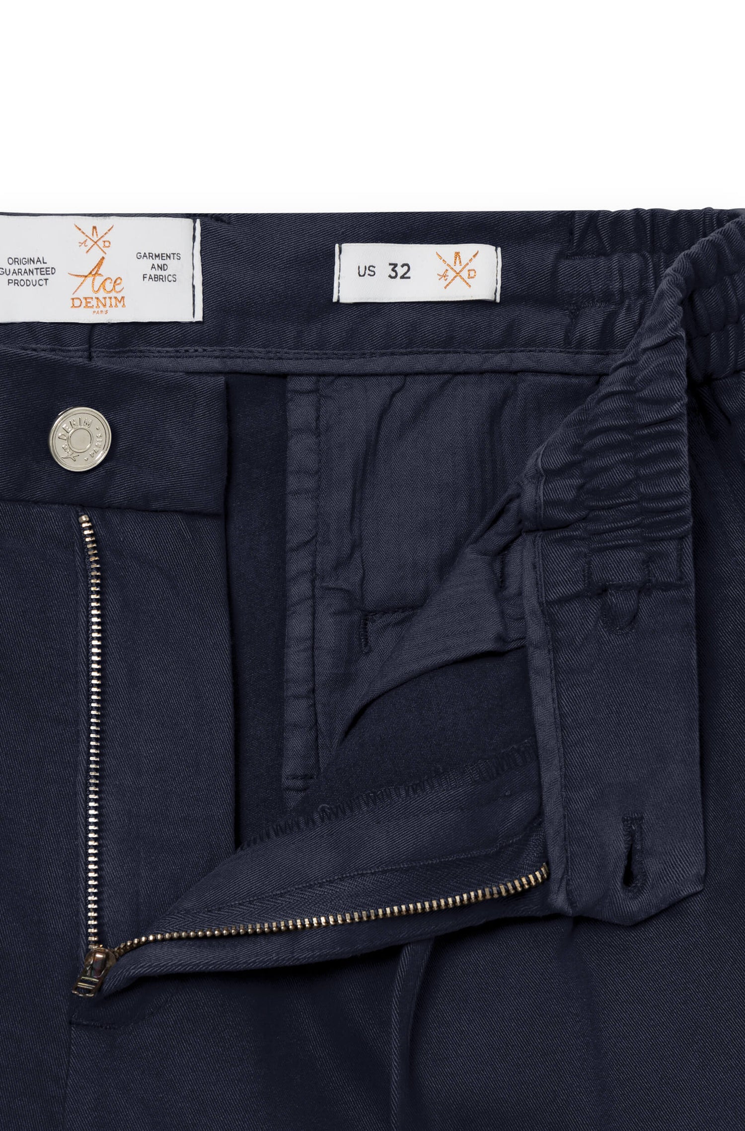 Zoom sur la braguette zippé du pantalon cachemire marine