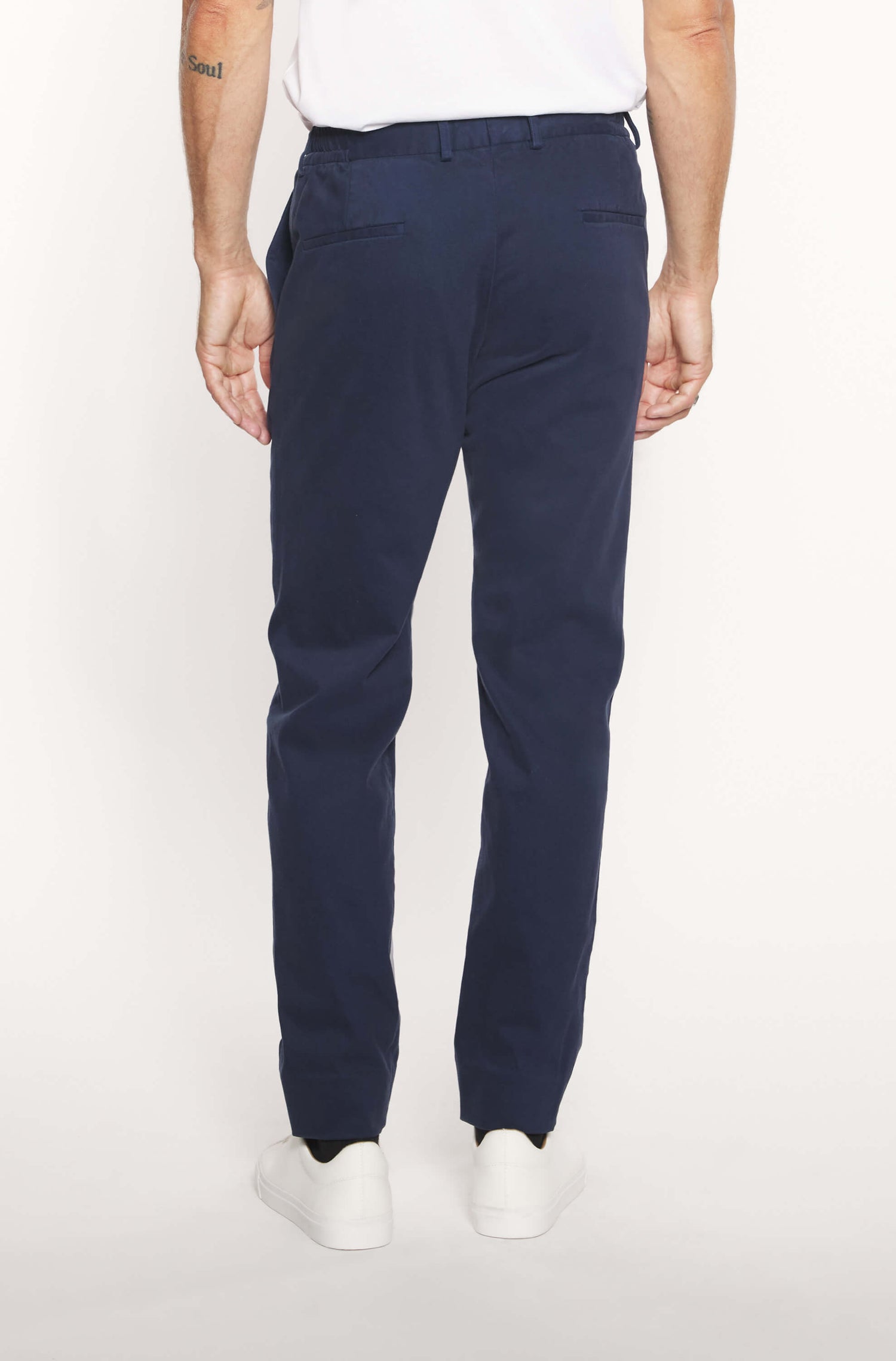 Dos du mannequin portant le pantalon chinos en cachemire marine slim pour homme