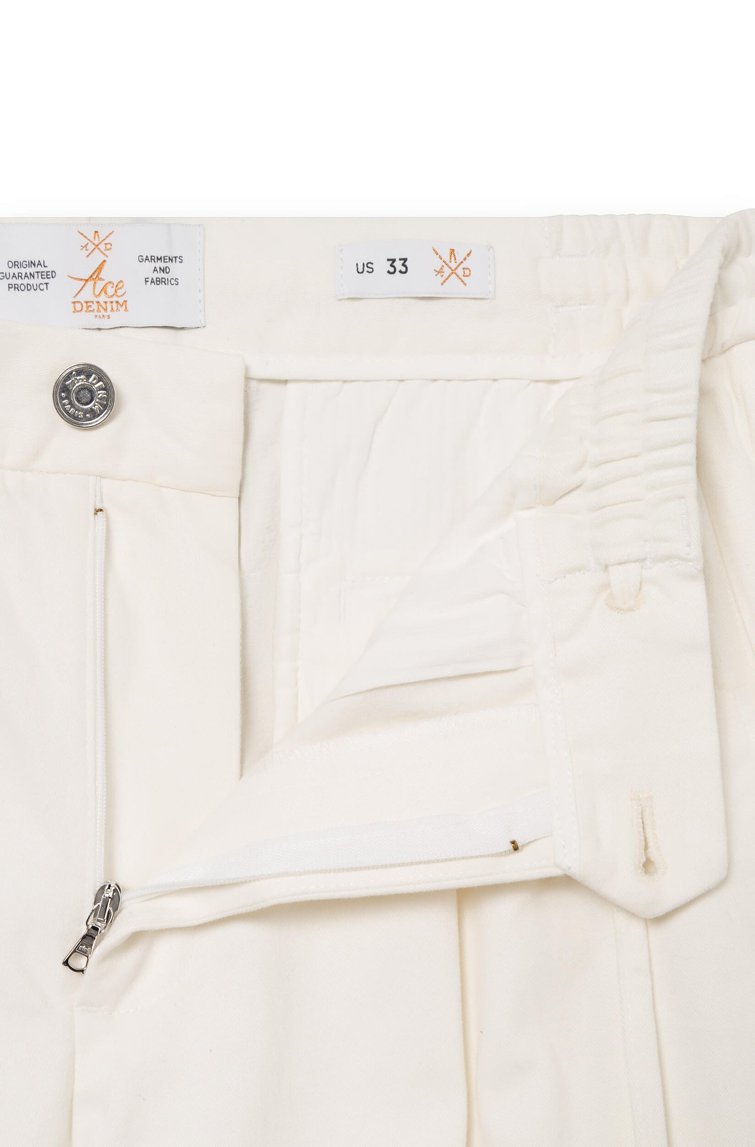 Zoom sur la braguette zippé du pantalon cachemire blanc crème