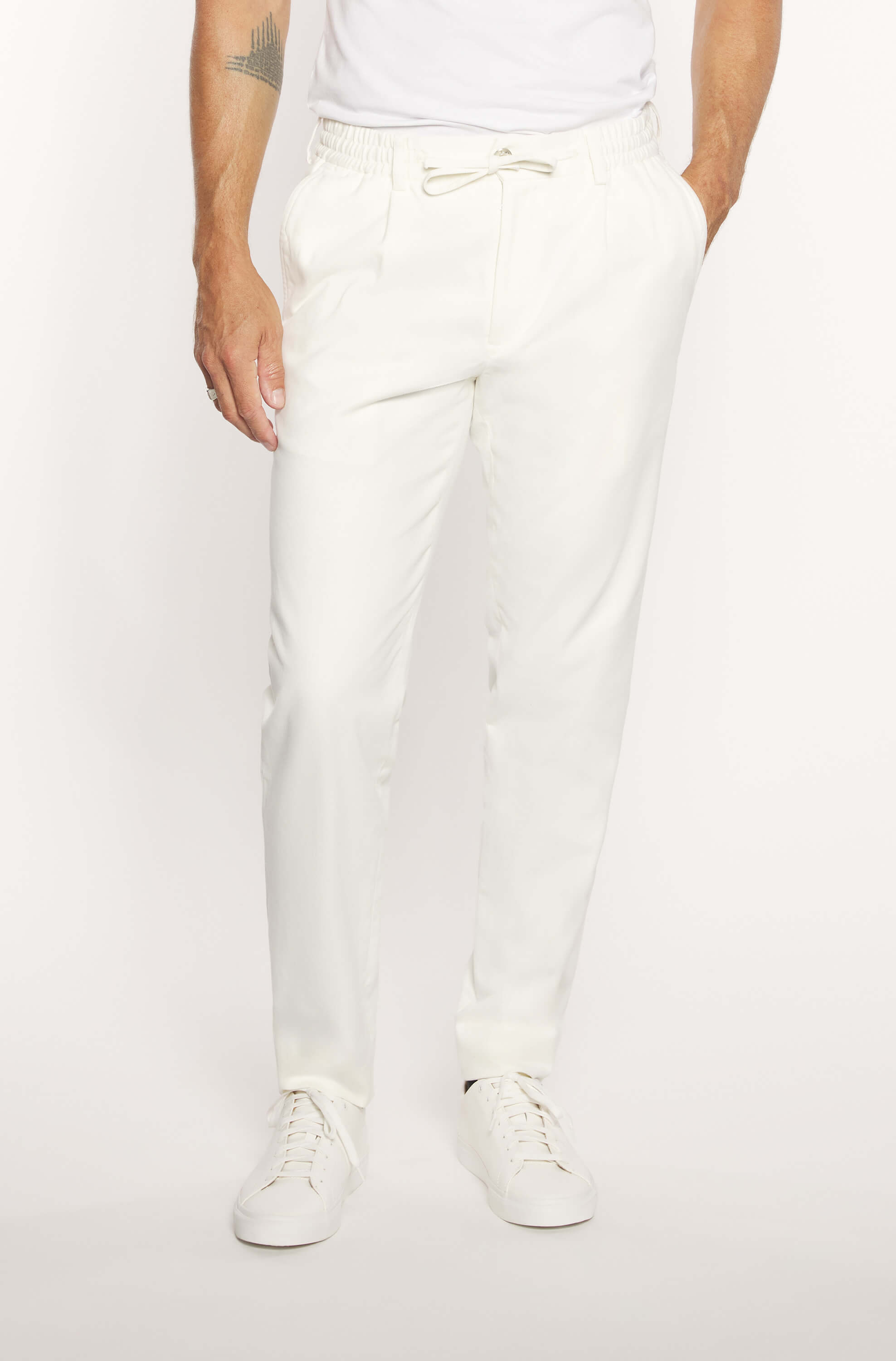 Mannequin portant le pantalon chinos en cachemire kaki slim pour homme