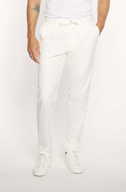 Mannequin portant le pantalon chinos en cachemire kaki slim pour homme