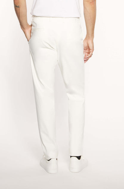 Dos du mannequin portant le pantalon chinos en cachemire blanc crème slim pour homme