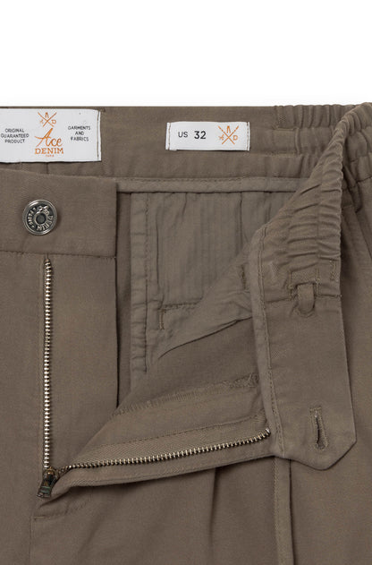 Zoom sur la braguette zippé du pantalon cachemire taupe