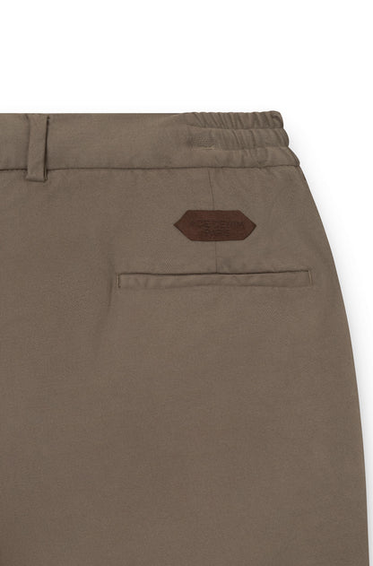 arrière du pantalon chinos taupe en cachemire pour homme avec le patch ace denim paris