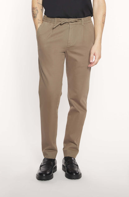 Mannequin portant le pantalon chinos en cachemire taupe slim pour homme