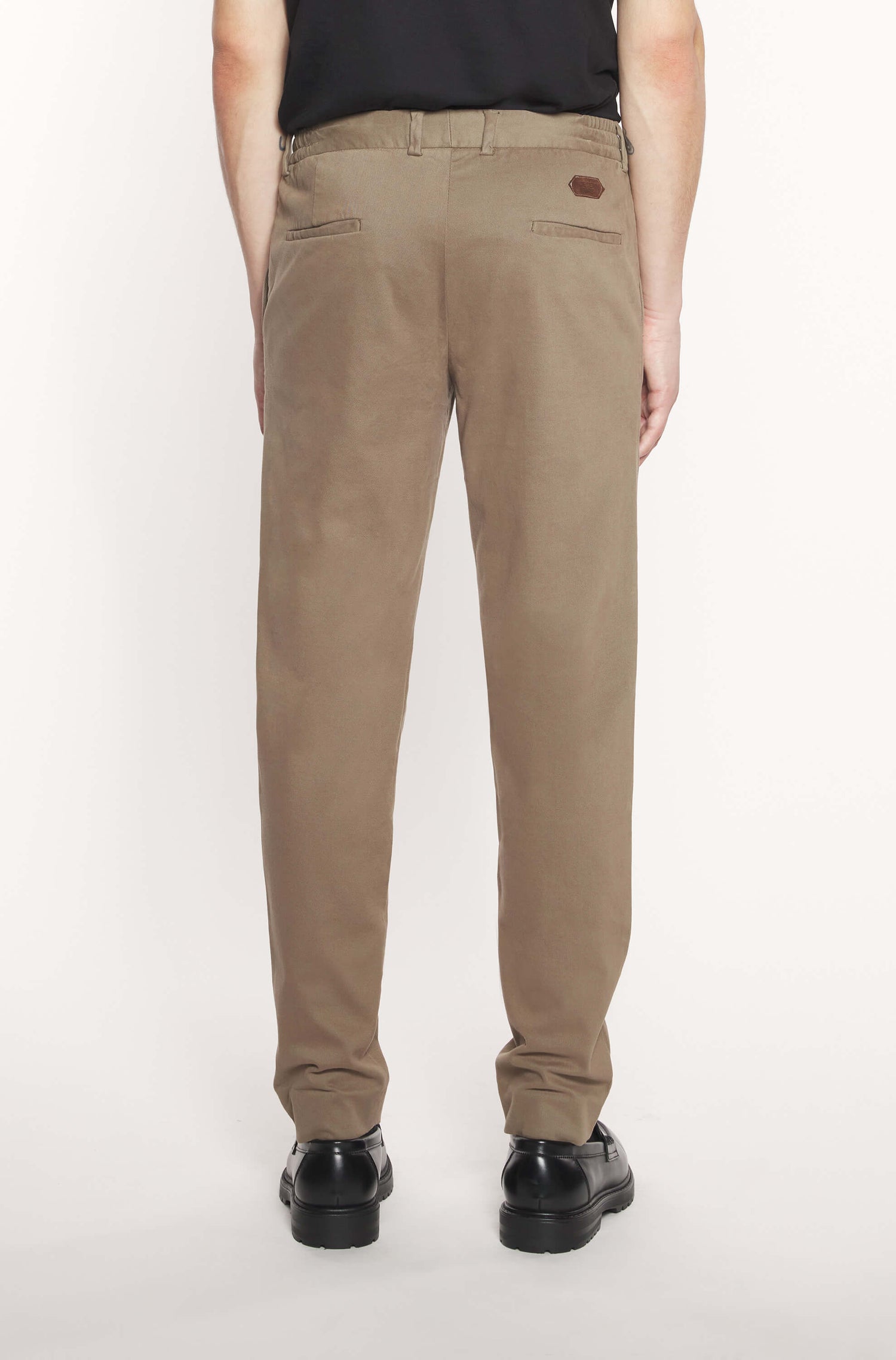 Dos du mannequin portant le pantalon chinos en cachemire taupe slim pour homme