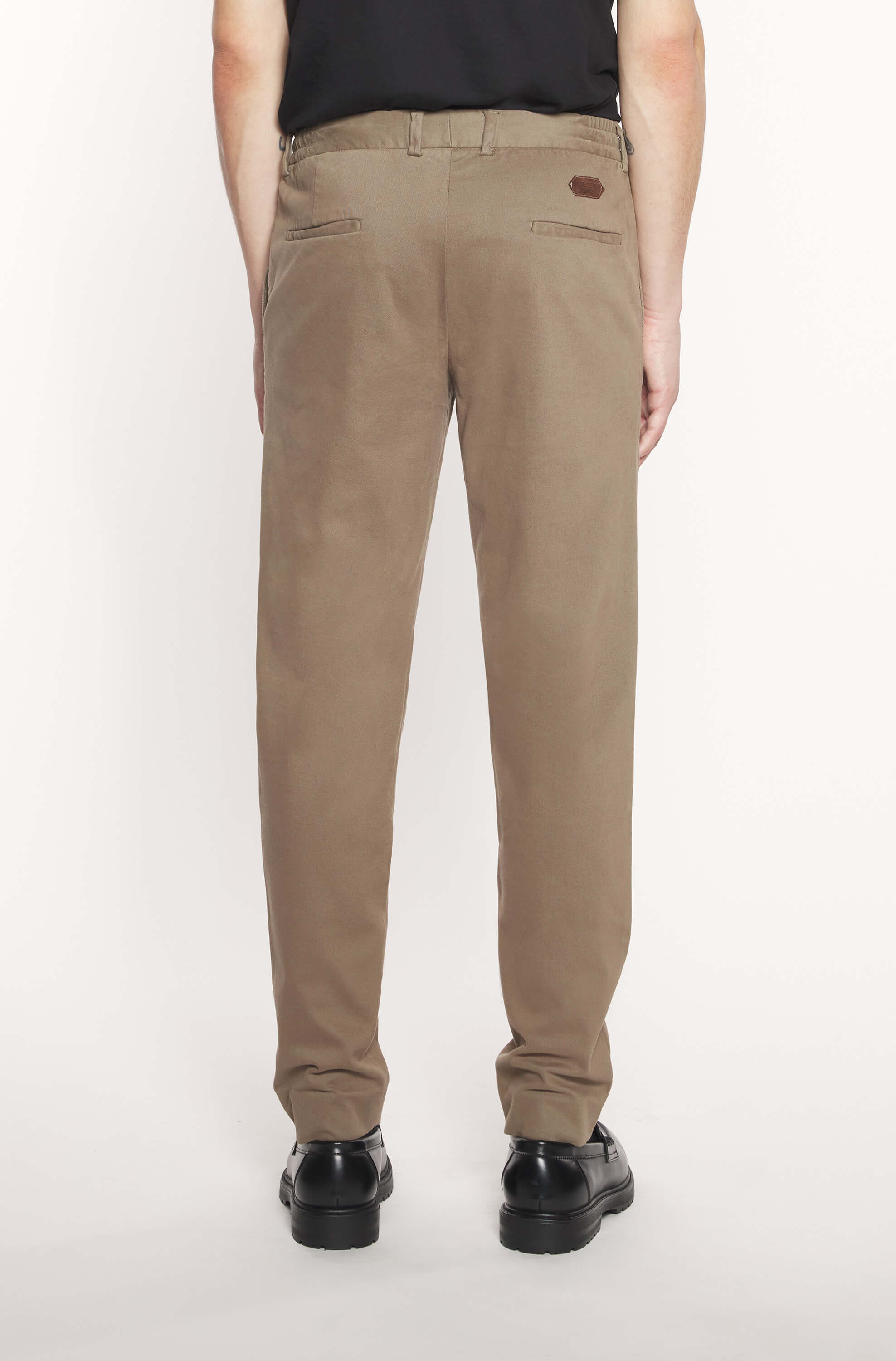 Dos du mannequin portant le pantalon chinos en cachemire taupe slim pour homme