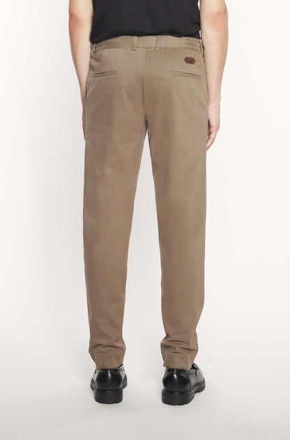 Dos du mannequin portant le pantalon chinos en cachemire taupe slim pour homme