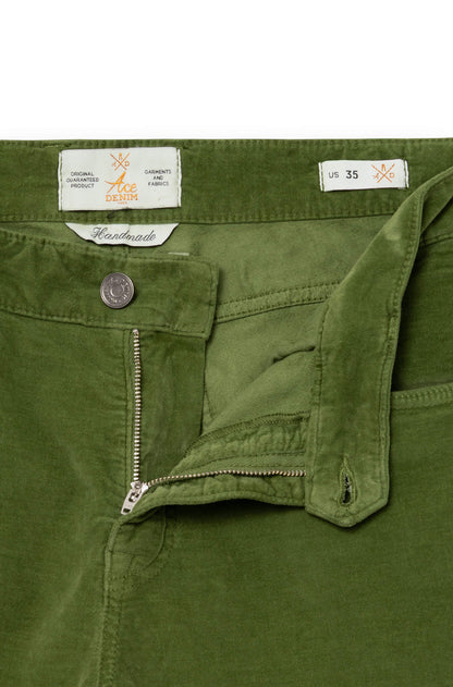 Zoom sur la braguette du pantalon vert