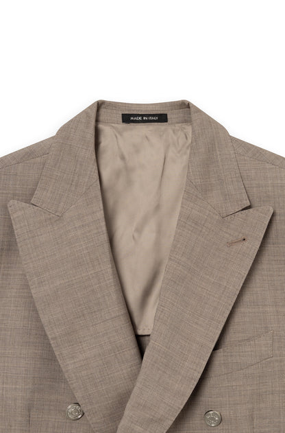 Détail du col du blazer croisé homme  en laine froide Tollegno coloris beige.